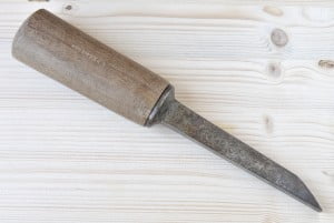 Atacat in scara blocului cu un obiect ascutit 