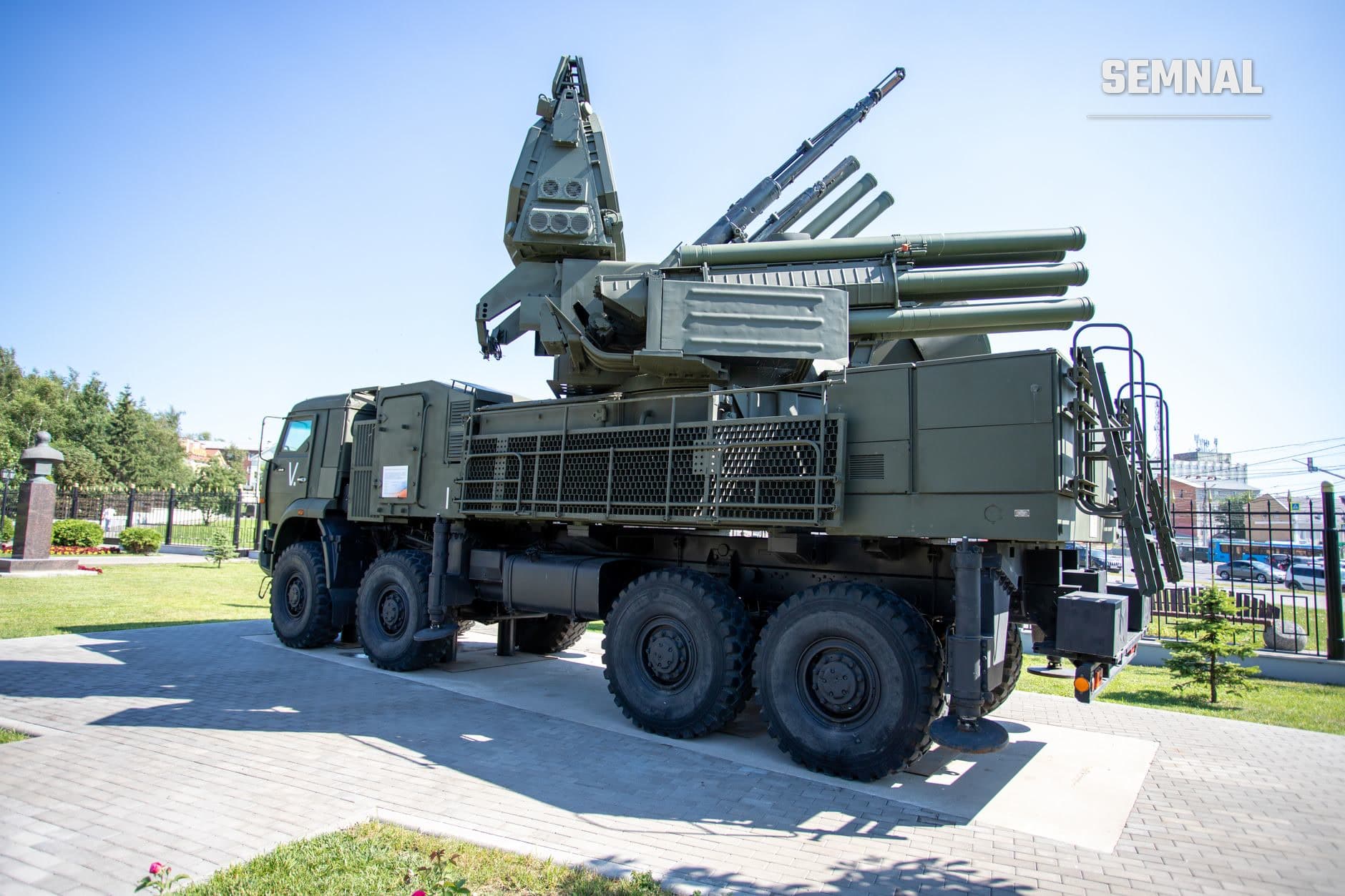 Sistem de apărare aeriană Buk cu lansatoare de rachete și radar de control, montat pe vehicul militar blindat, în dispozitiv de prezentare la o bază militară.