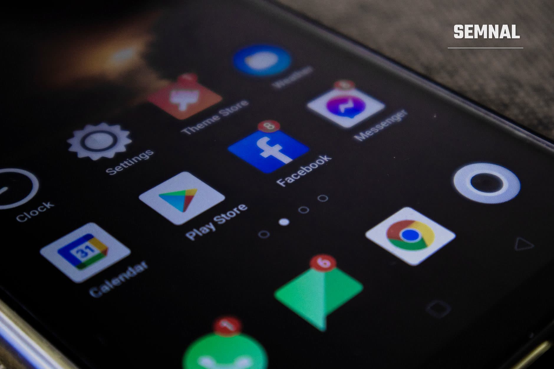 Ecran de telefon mobil cu pictograme colorate ale aplicațiilor Facebook, Messenger, Chrome, Play Store și alte aplicații pe fundal negru.