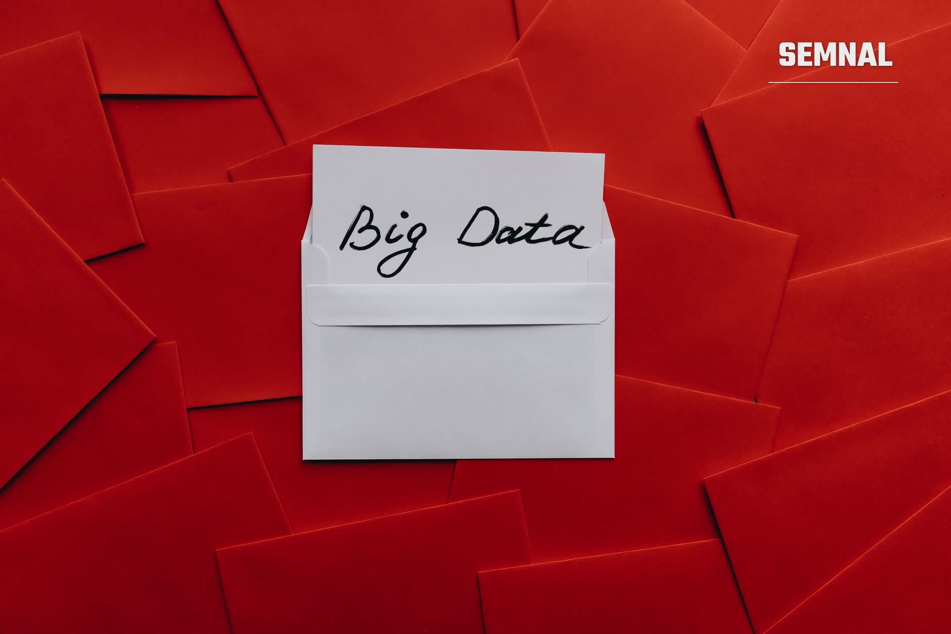 Plic alb deschis cu inscripția manuscrisă "Big Data" pe fundal de plicuri roșii suprapuse, ilustrând ștergerea și gestionarea datelor personale