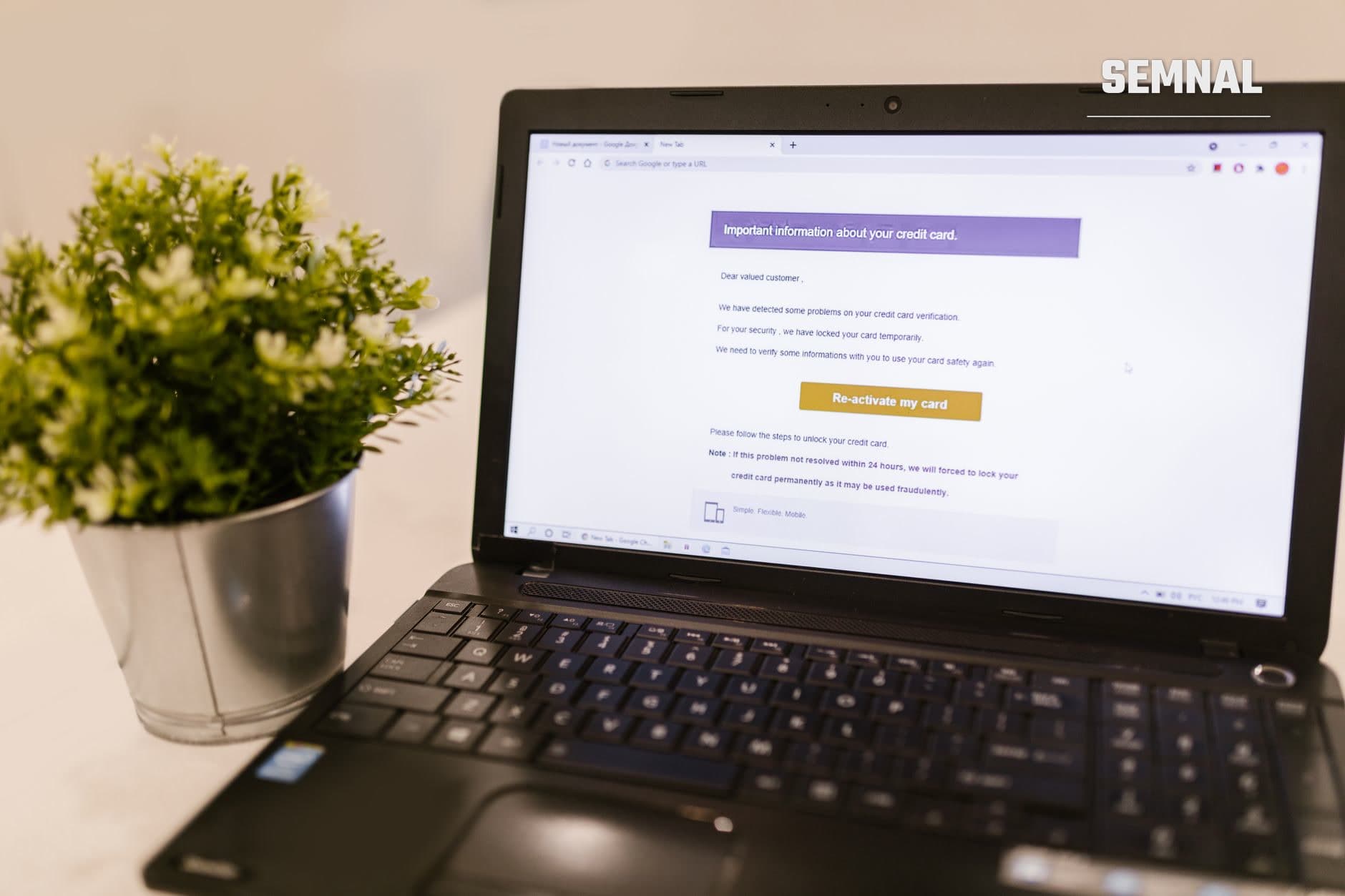 Laptop cu ecran afișând o pagină frauduloasă ce solicită reactivarea cardului de credit, simbol al riscurilor de phishing și escrocherii online în procesele de recrutare falsificate.