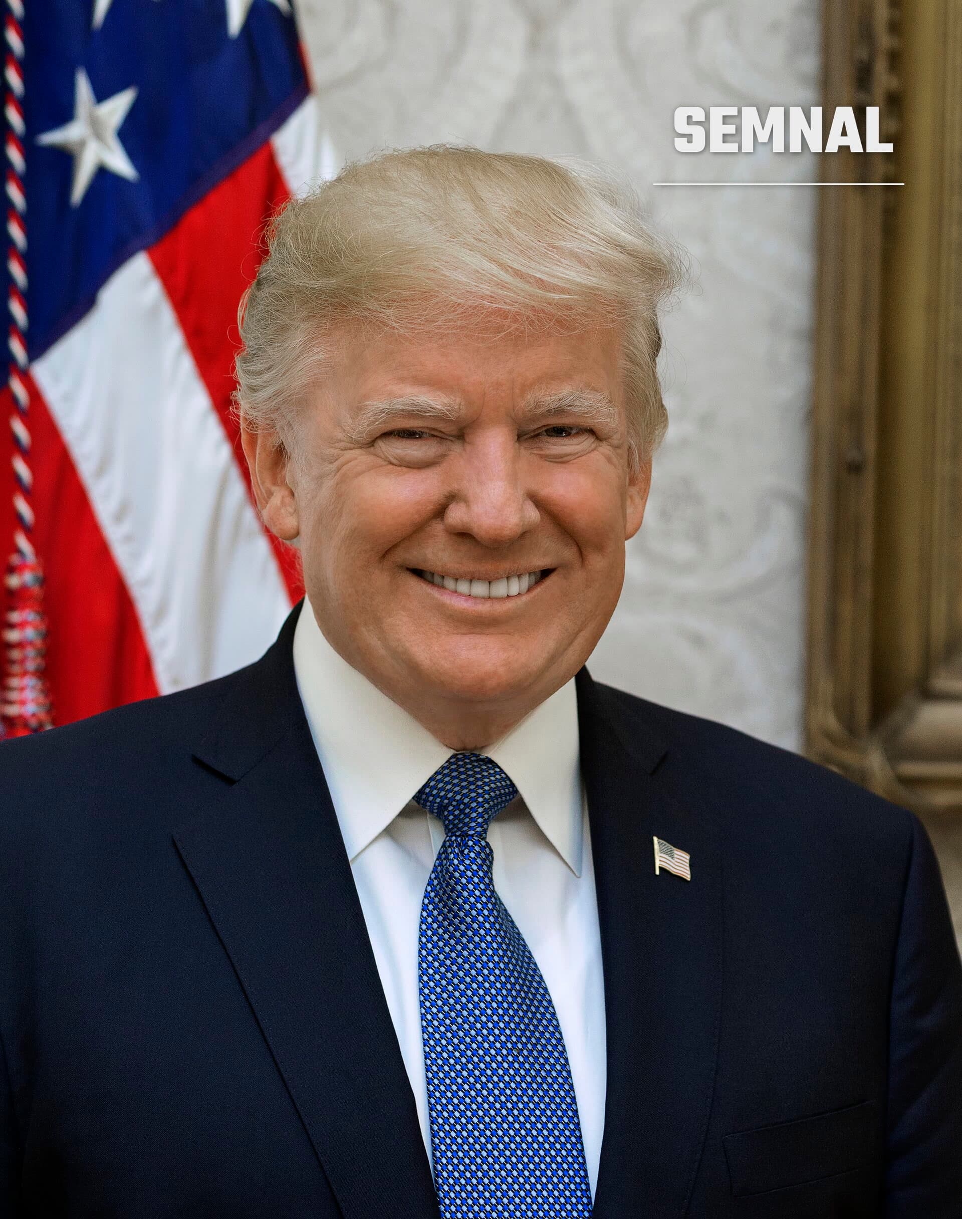 Donald Trump, președintele Statelor Unite, în portret oficial cu steag american în fundal, îmbrăcat formal în costum și cravată albastră (Foto: Shealeah Craighead)