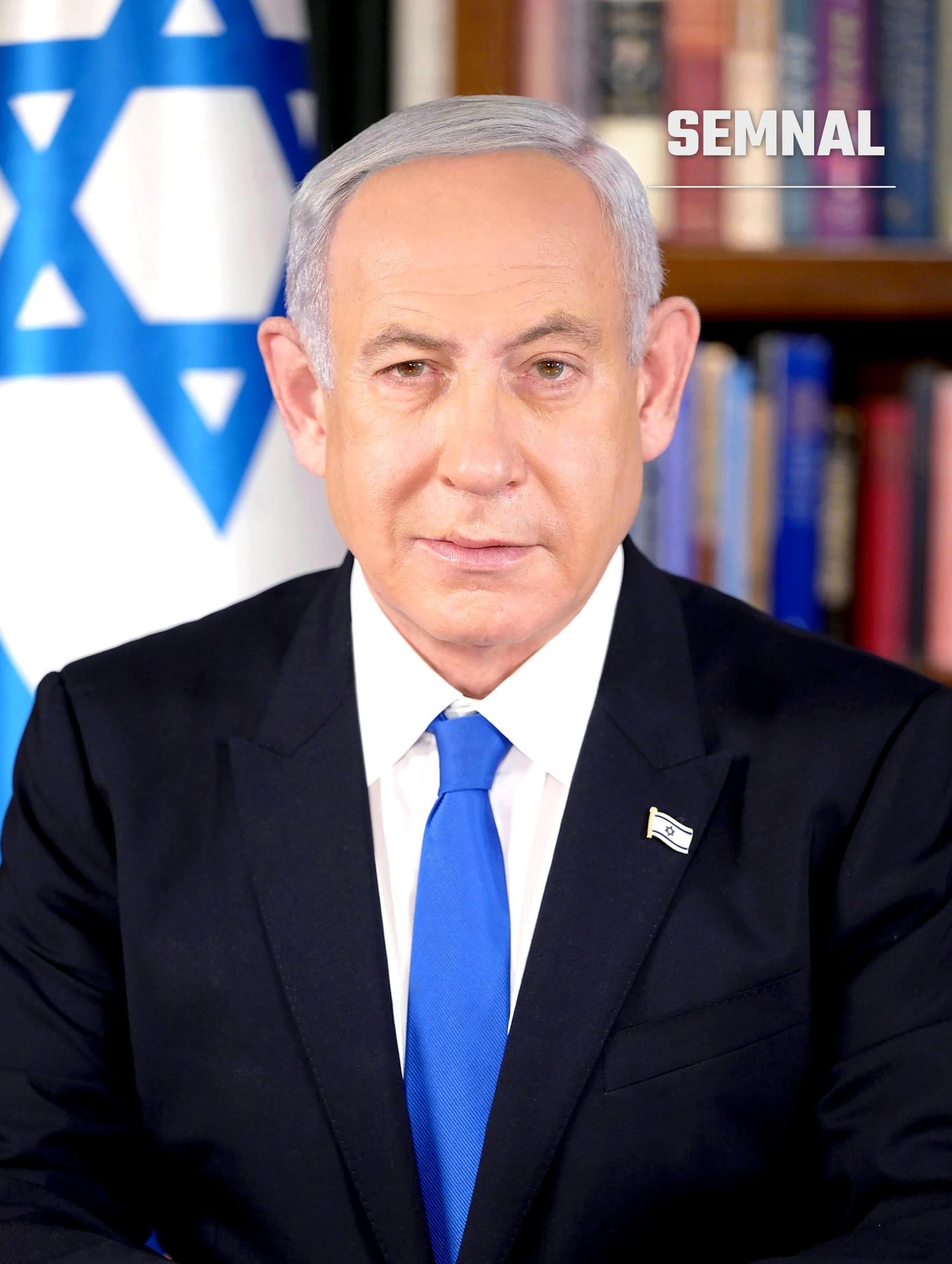 Benjamin Netanyahu, prim-ministrul Israelului, într-un portret oficial în fața steagului israelian și a unei biblioteci. (Foto: Avi Ohayon)