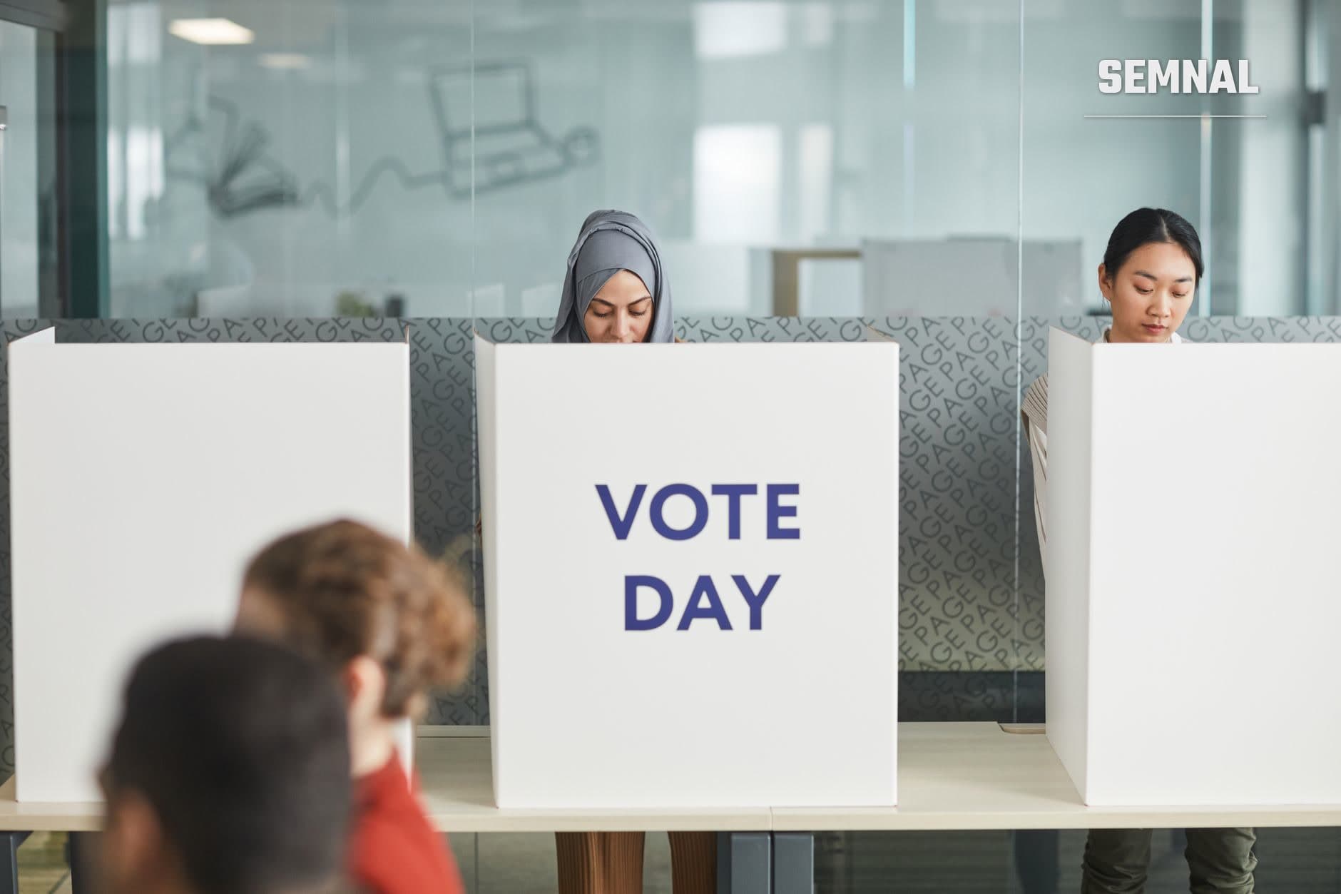Trei electorală la cabine de vot într-o secție modernă, cu inscripția "VOTE DAY" vizibilă pe cabina din mijloc, reprezentând procesul electoral. (Foto: Edmond Dantès / Pexels)