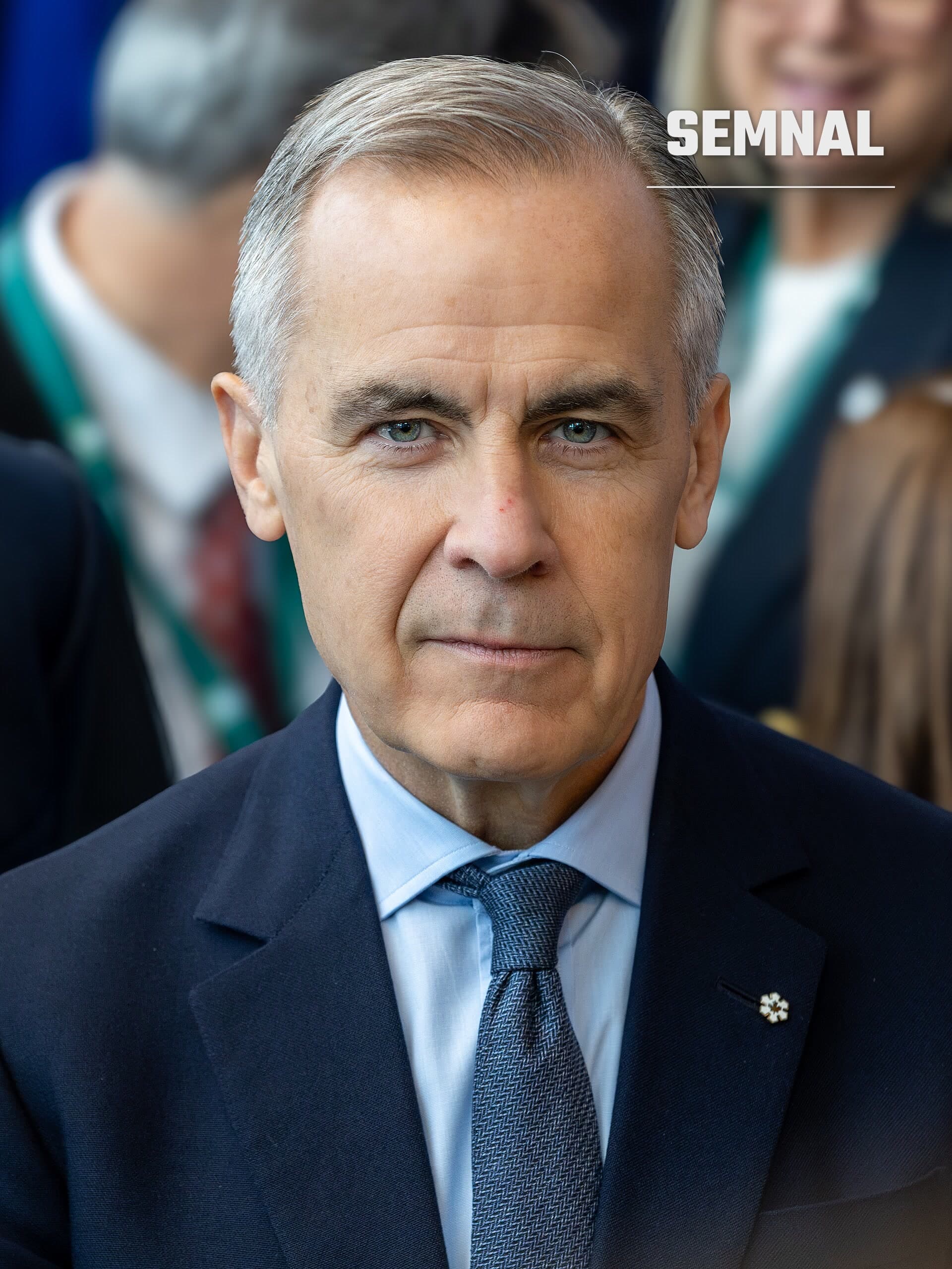 Mark Carney, premierul Canadei, într-o fotografie de presă oficială, purtând costum bleumarin și cravată albastră, cu expresie serioasă. (Foto: Lea-Kim)