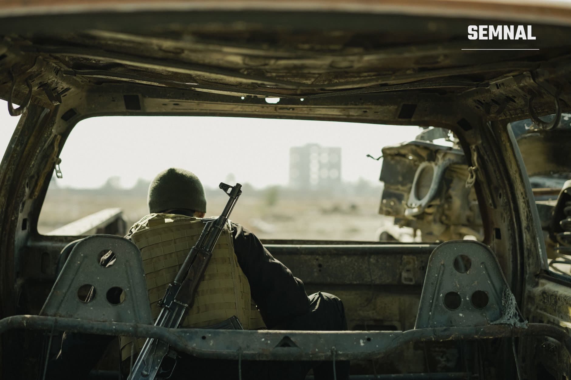 Soldat cu armă automată în cabina unui vehicul militar, supraveghind terenul arid din Yemen în contextul operațiunilor militare în curs. (Foto: AMORIE SAM / Pexels)