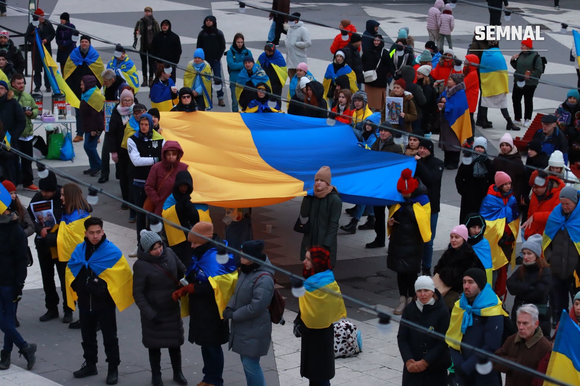 Mulțime de oameni într-o piață publică ținând steaguri mari și mici ale Ucrainei în galben și albastru, manifestând solidaritate și sprijin pentru refugiații ucraineni și cauza națională. (Foto: Efrem  Efre / Pexels)
