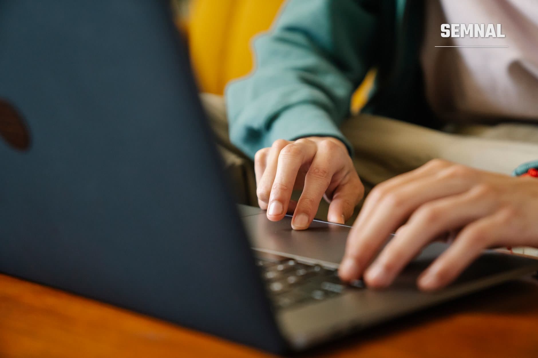 Mâini de utilizator pe tastatura unui laptop, ilustrând utilizarea practică zilnică a dispozitivului pentru uz general și productivitate. (Foto: Eren Li / Pexels)