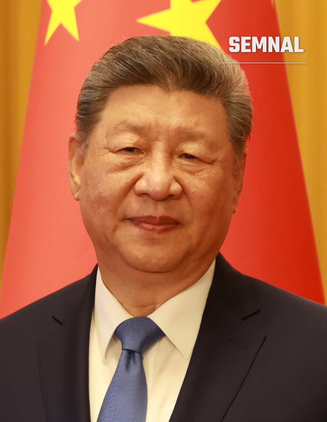 Xi Jinping, președintele Chinei, într-o fotografie oficială portret cu fundal de steag chinezesc, purtând costum negru și cravată albastră. (Foto: Presidencia de la República del Ecuador)