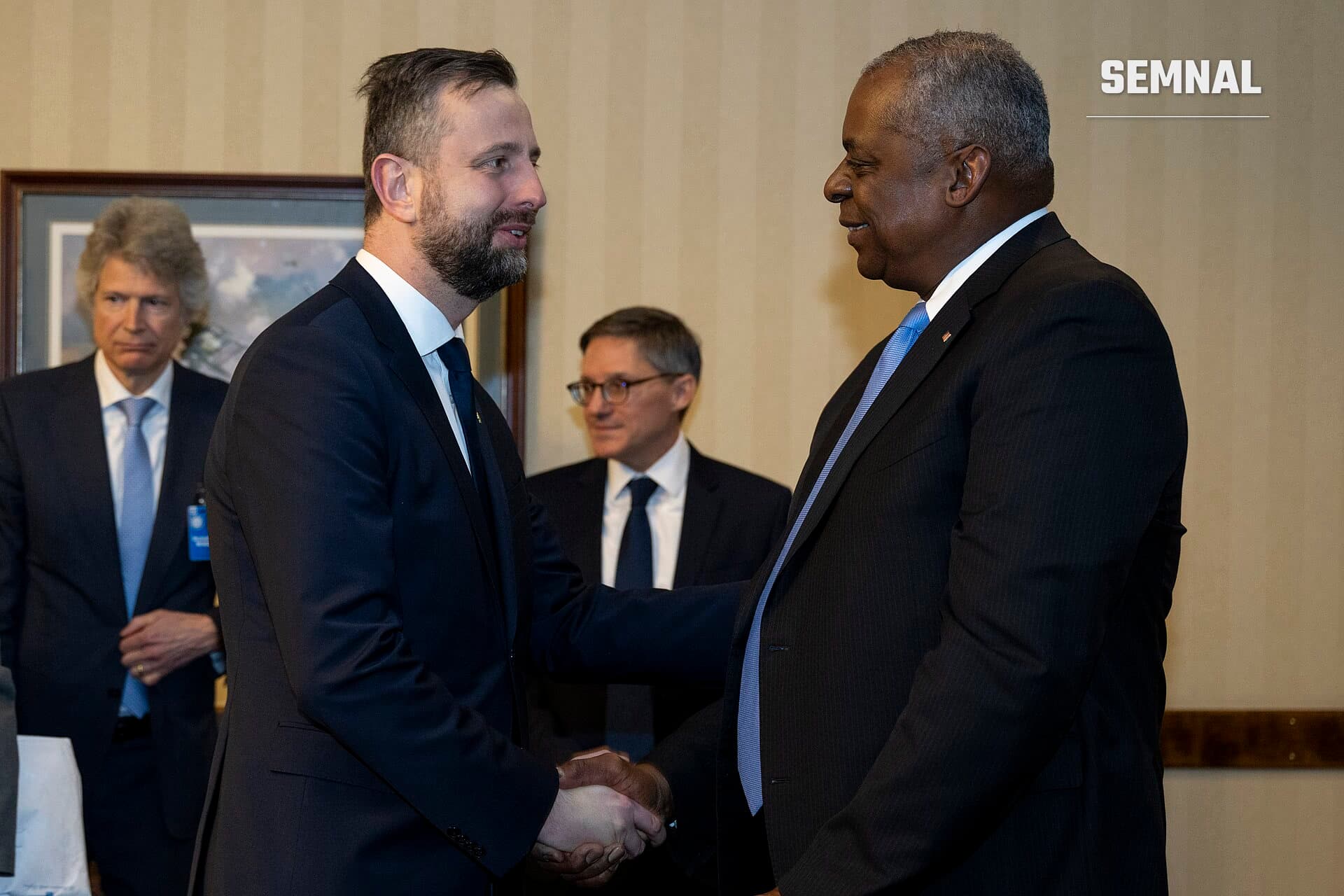 Władysław Kosiniak-Kamysz, ministrul Apărării, la o întâlnire oficială cu apărare de mână cu o altă persoană într-un interior formal. (Foto: U.S. Secretary of Defense)