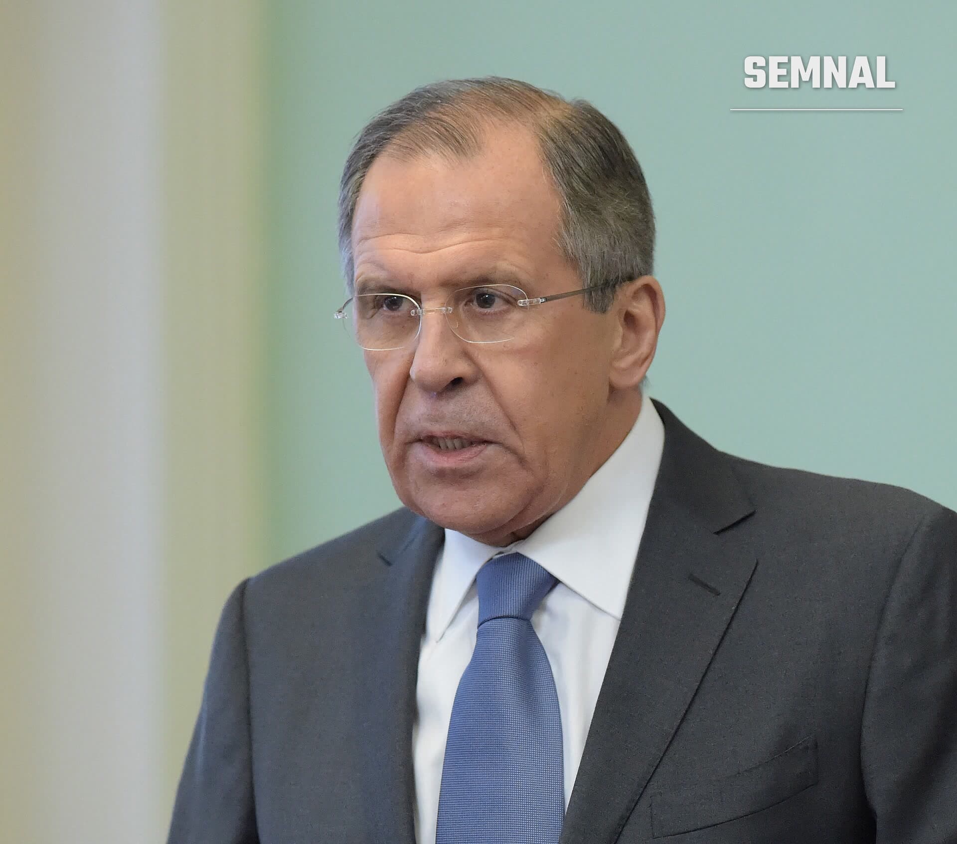 Sergei Lavrov, ministrul de externe al Rusiei, într-un portret de presă purtând costum gri și cravată albastră. (Foto: ДИП МИД РФ (фотограф Эдуард Песов))