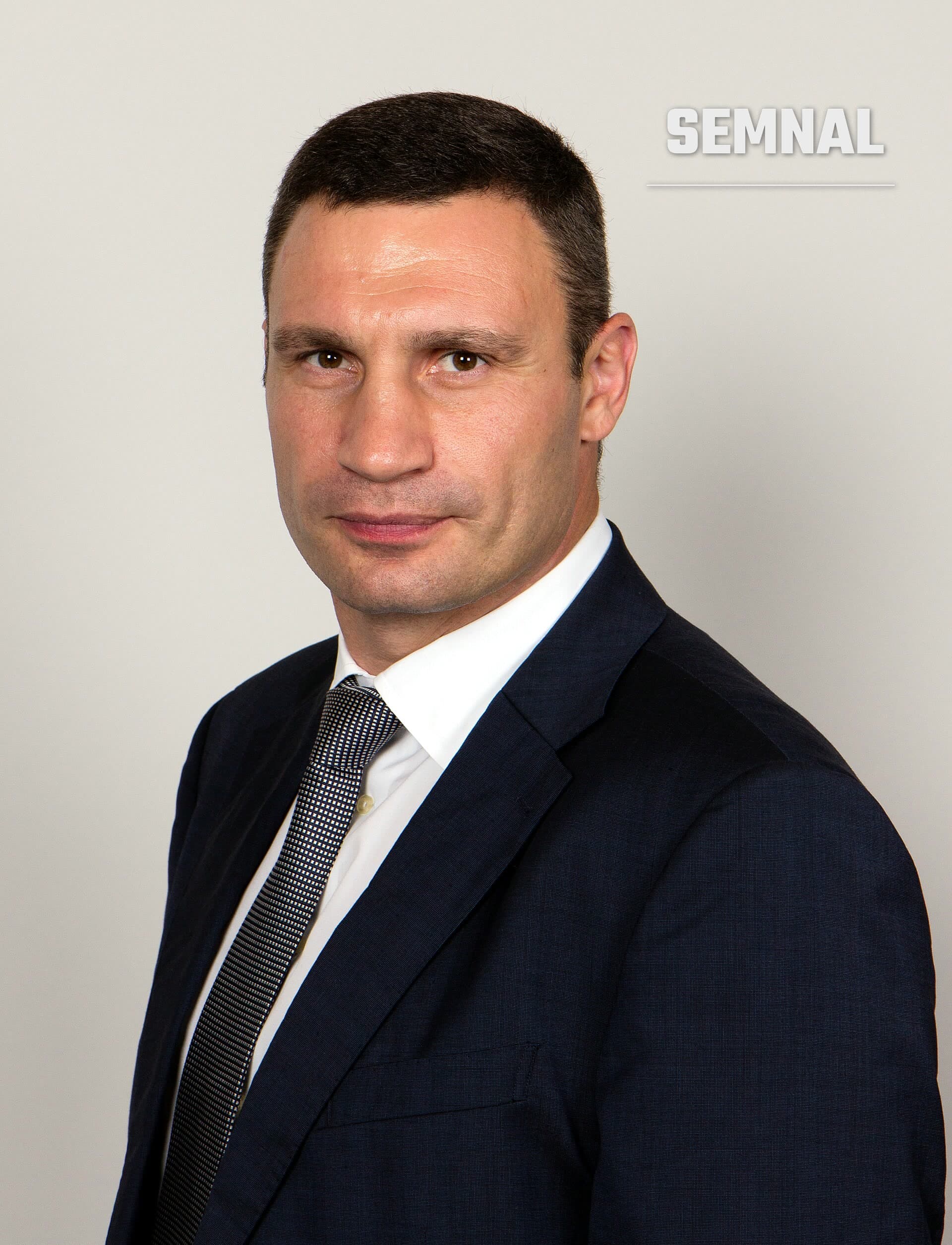 Vitali Kliciko, portret de pres în costum oficial de couloare bleumarin cu cravată gri, pe fundal neutru. (Foto: Sven Teschke)
