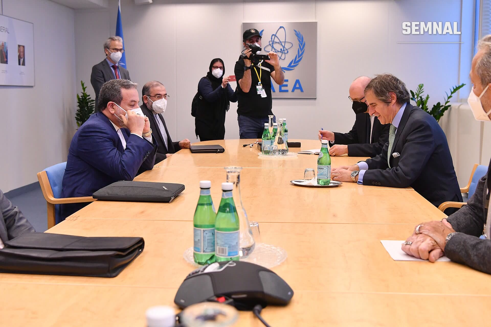 Abbas Araghchi, ministrul iranian de externe, la o conferință oficială cu reprezentanți internaționali la masa de negocieri, cu logo-ul AIEA vizibil în fundal. (Foto: IAEA Imagebank)
