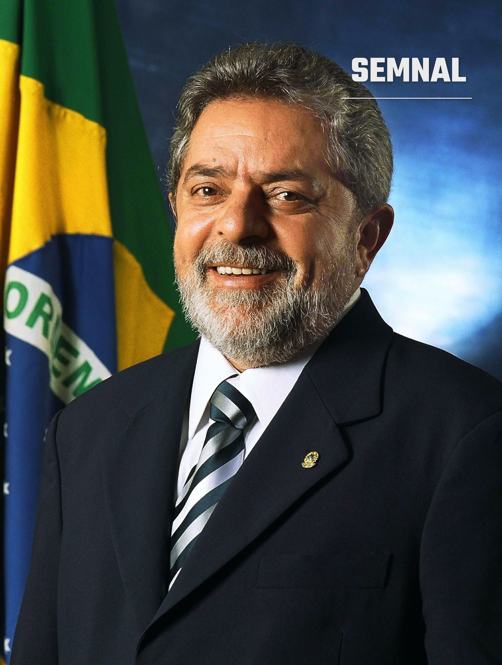Lula da Silva, președintele Braziliei, într-un portret oficial în prim-plan, zâmbind, în costum negru și cravată, cu drapelul brazilian în fundal. (Foto: Ricardo Stuckert/Presidência da República)