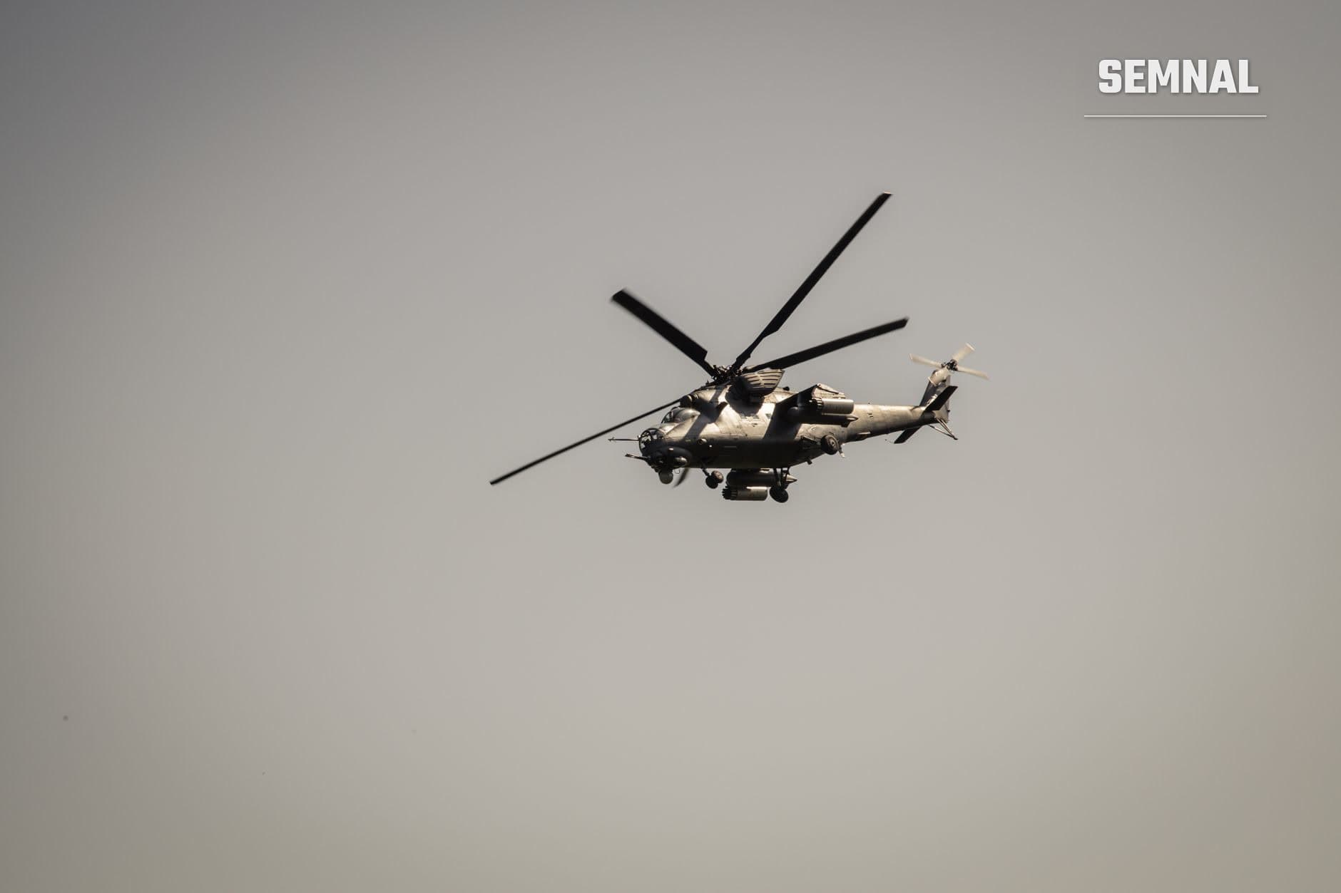 Elicopter militar de atac în zbor pe cerul clar, echipat cu arme și sisteme de vizare, reprezentând capabilități aeriene folosite în conflictele din Orientul Mijlociu. (Foto: Boris Hamer / Pexels)