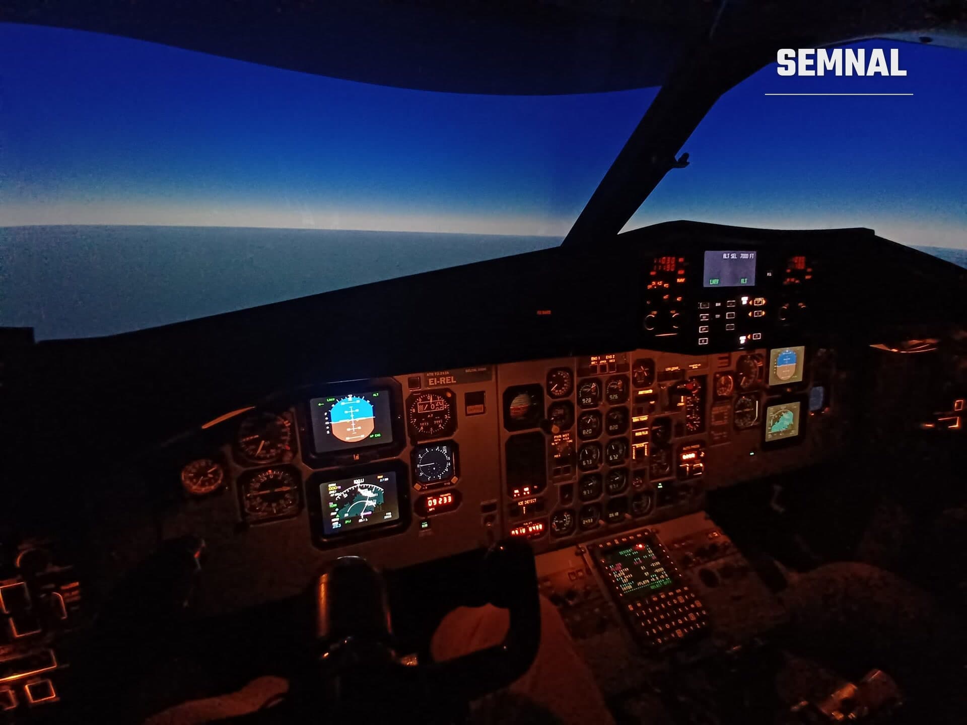 Interiorul cabinei de pilotaj a unui avion comercial cu panoul de comandă iluminat și vedere pe orizontul oceanic sub cerul nocturn. (Foto: Ilari Kousa)