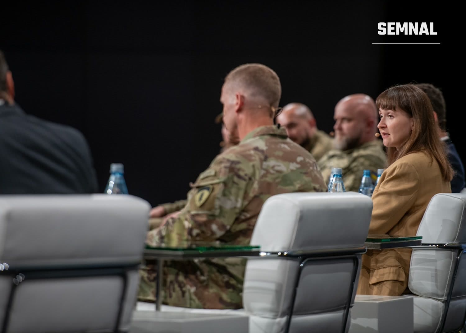 Robert "Magyar" Brovdi, comandantul Forțelor Sistemelor Nepilotate, într-o ședință oficială cu militari în uniforme de camuflaj. (Foto: U.S. Army USArmyEURAF by Susanne Goebel)