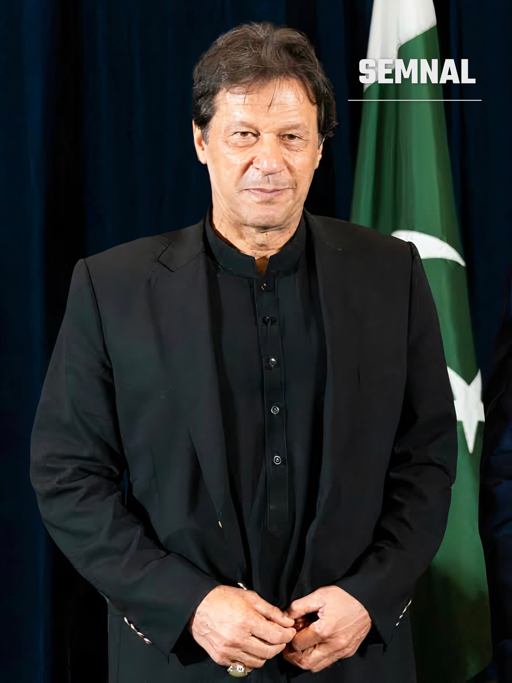 Imran Khan, fost premier al Pakistanului, purtând costum negru în fața steagului Pakistanului. (Foto: The White House from, Washington DC)