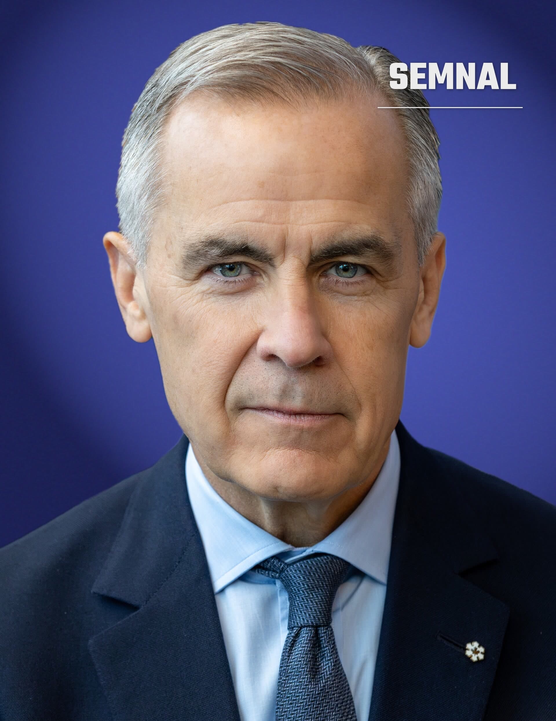 Mark Carney, portret de presă în costum și cravată pe fundal albastru, cu expresie serioasă și privirea către cameră. (Foto: Lea-Kim)
