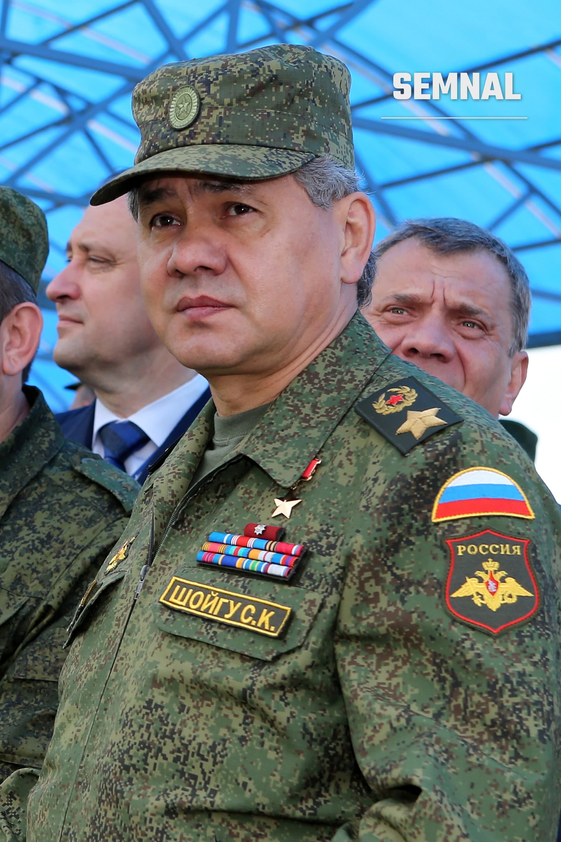 Andrei Vorobiov, guvernatorul regional, în uniformă militară de general cu insigne și decorații ale forțelor armate ruse, pe fundal cu structuri arhitecturale moderne. (Foto: Вадим Савицкий)