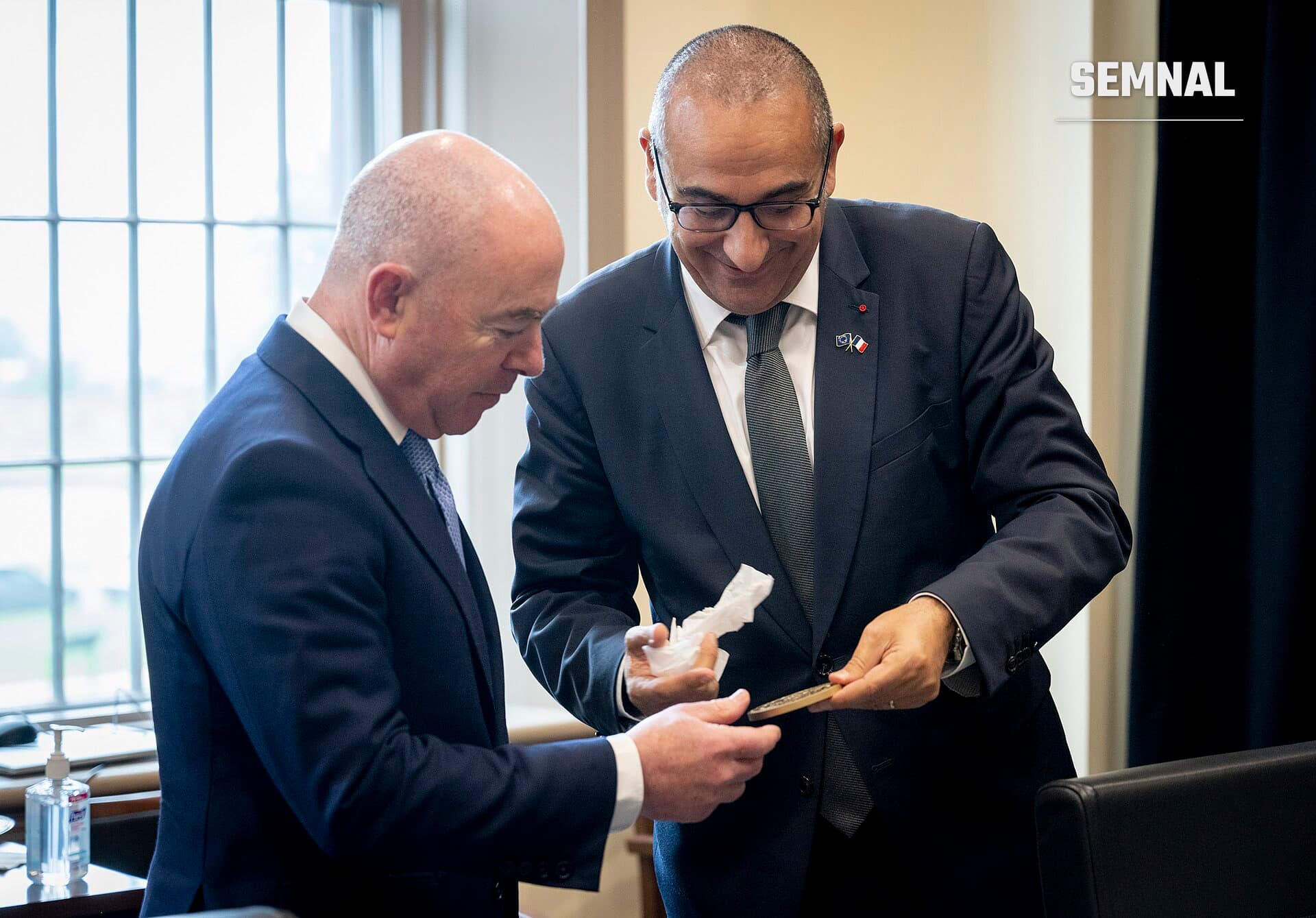 Laurent Nunez, ministrul de interne, examinând un document într-un birou alături de un alt oficial (Foto: DHSgov)