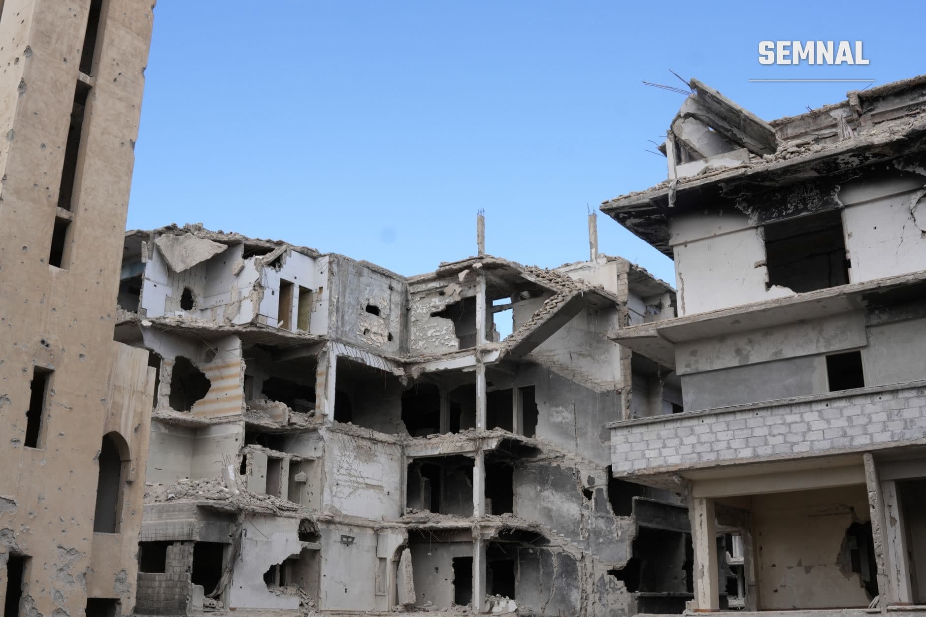 Bloc rezidențial grav deteriorat de bombardament, cu pereții desfondați, ferestrele sparte și acoperișul parțial distrus în Zaporojie, Ucraina. (Foto: Baraa Obied / Pexels)