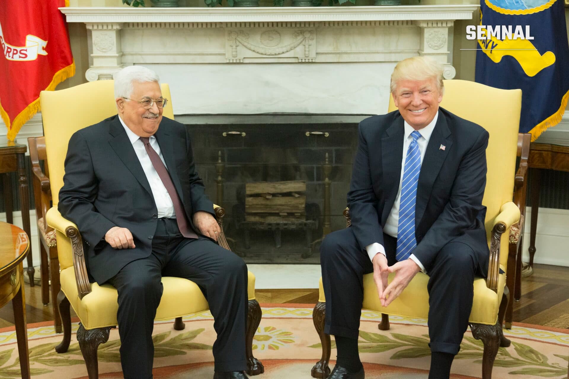 Mahmoud Abbas, președintele Palestinei, pe un fotoliu galbun în Biroul Oval, purând un costum negru cu cravată maro, cu fața vizibilă și zâmbitor în prim-plan. (Foto: The White House from Washington, DC)