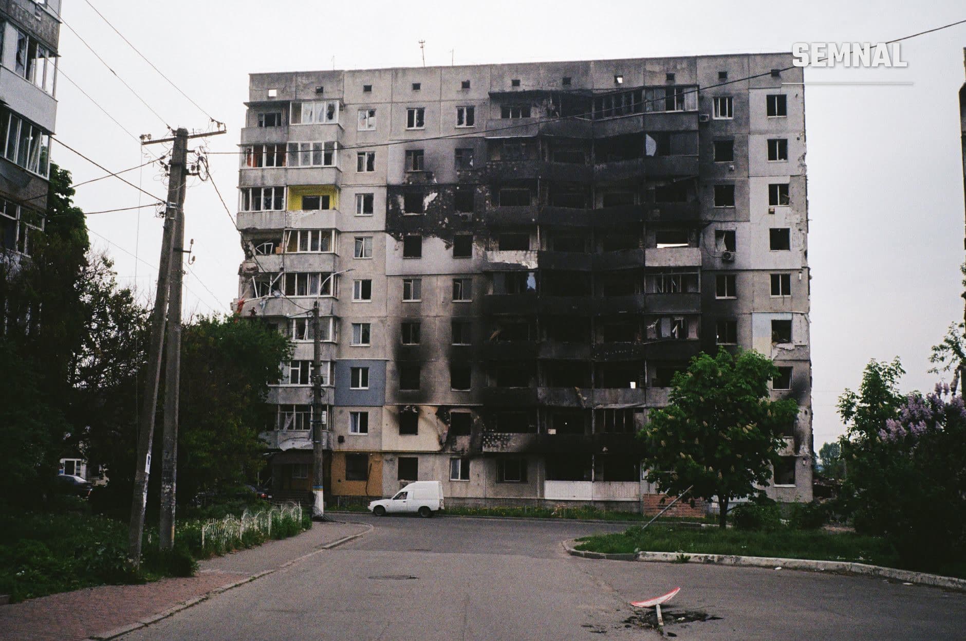 Bloc de locuințe devastat de atacuri aeriene, cu fațade carbonizate și ferestre distruse, simbolizând pagubele asupra civililor din Zaporojie în conflictul din Ucraina. (Foto: Mykhailo Volkov / Pexels)