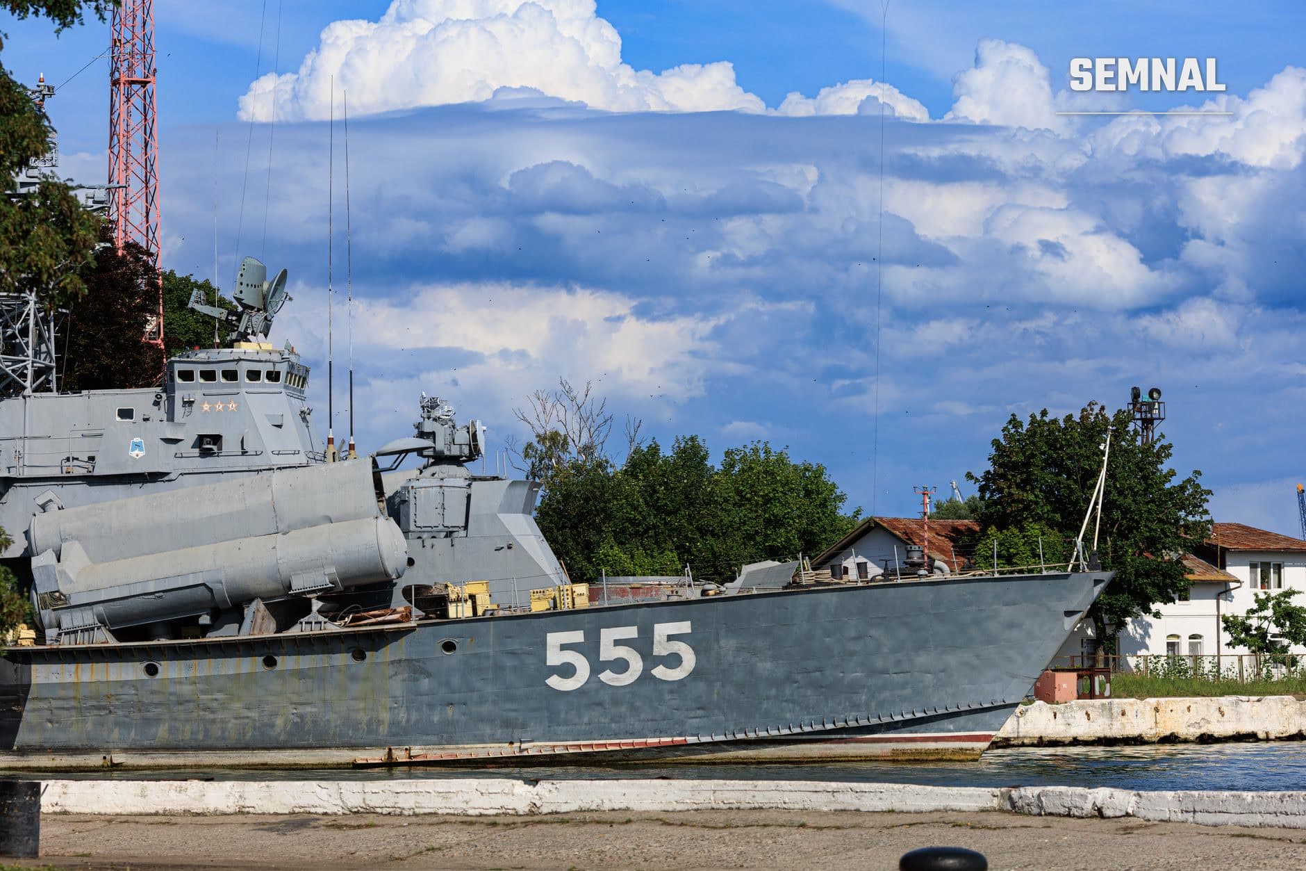 Navă militară de patrulare cu numărul 555 ancorată în port, echipată cu sisteme radar și antene, reprezentând capacitățile de apărare maritimă. (Foto: Alexander Popadin / Pexels)