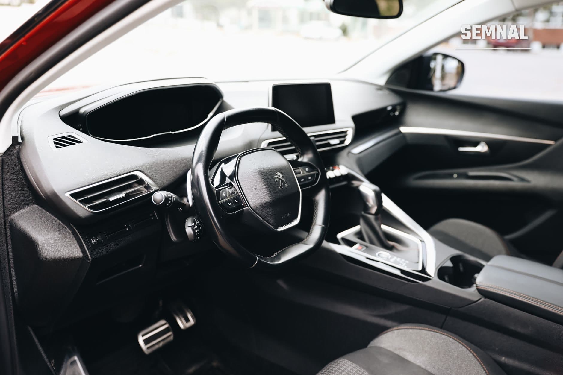 Interiorul unui automobil modern cu volan, tablă de bord digitală și scaune confortabile, ilustrând dotările unei mașini noi. (Foto: Melike  B / Pexels)