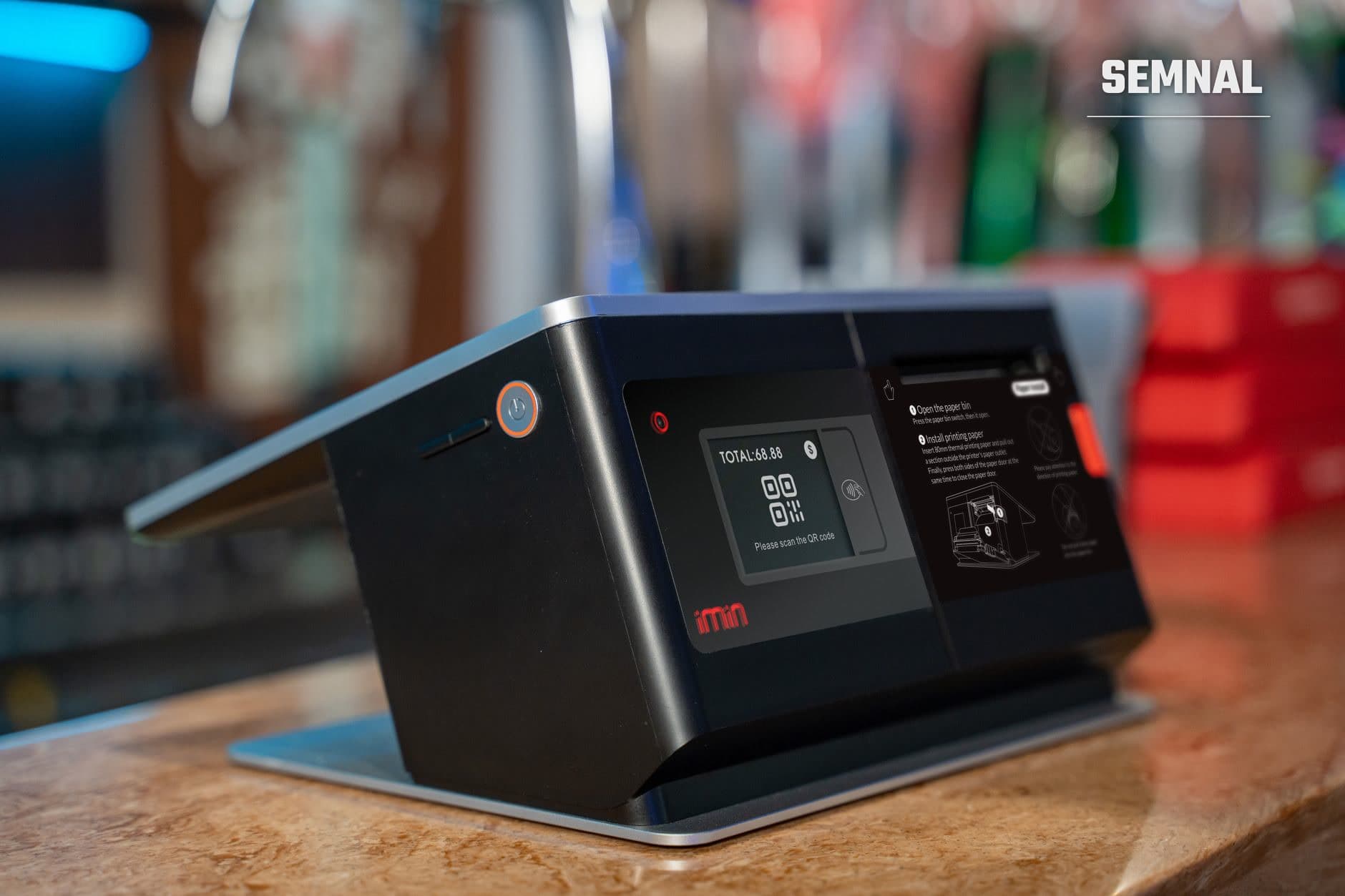Casierie digitală modernă cu display ecran tactil afișând total și cod QR, într-un mediu comercial (Foto: iMin Technology / Pexels)