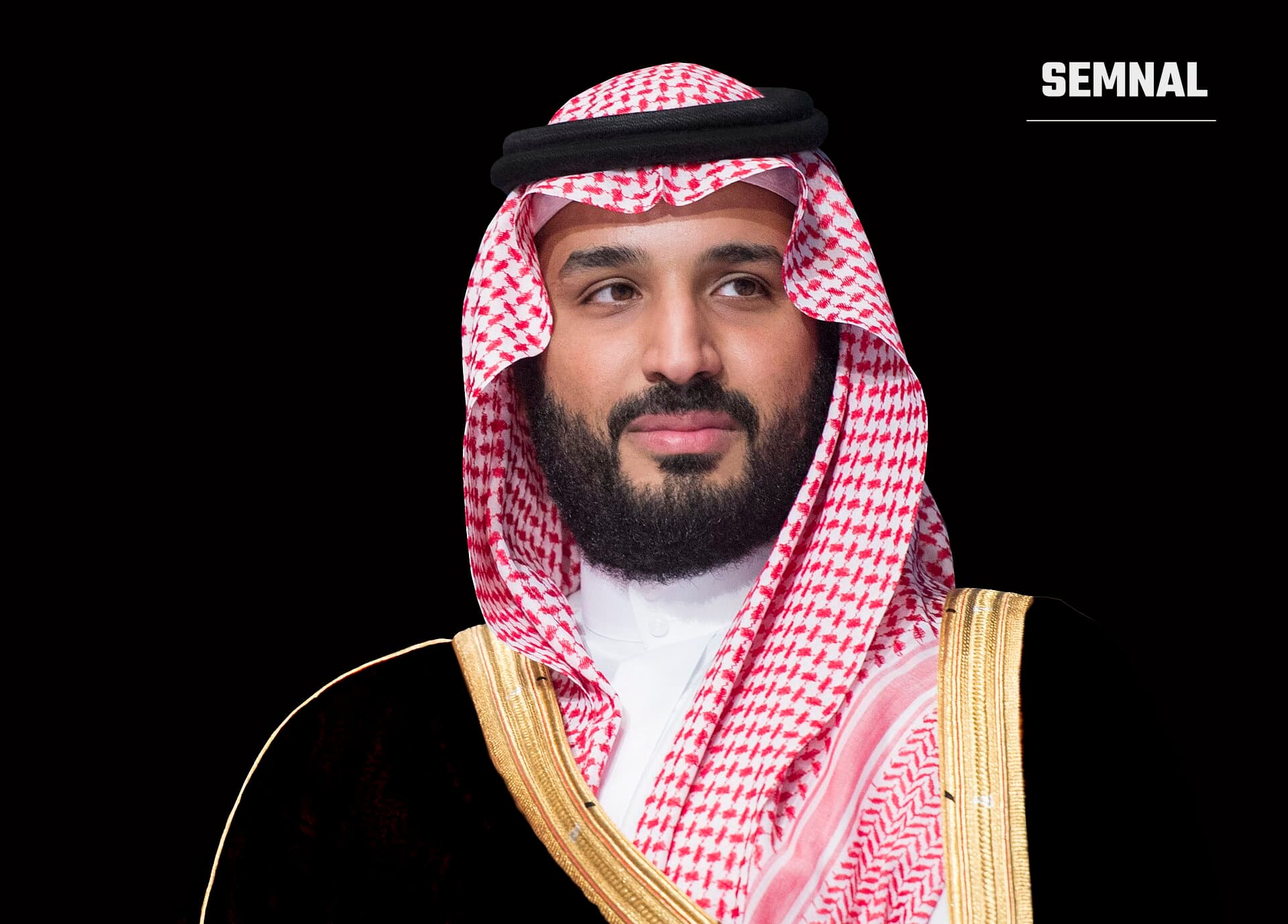 Mohammed bin Salman: portret în prim-plan, pe fundal negru, cu basma alb-roșie în carouri, cordon negru și haină neagră cu margini aurii. (Foto: وكالة الأنباء السعودية (Saudi Press Agency))