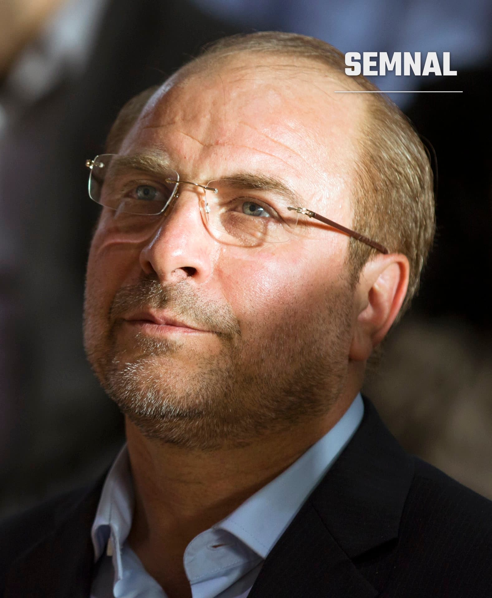 Mohammad Bagher Ghalibaf, portret în prim-plan: bărbat cu părul scurt, ochelari cu rame subțiri, cămașă albastră și sacou închis la culoare, privind în sus. (Foto: Mostafameraji)