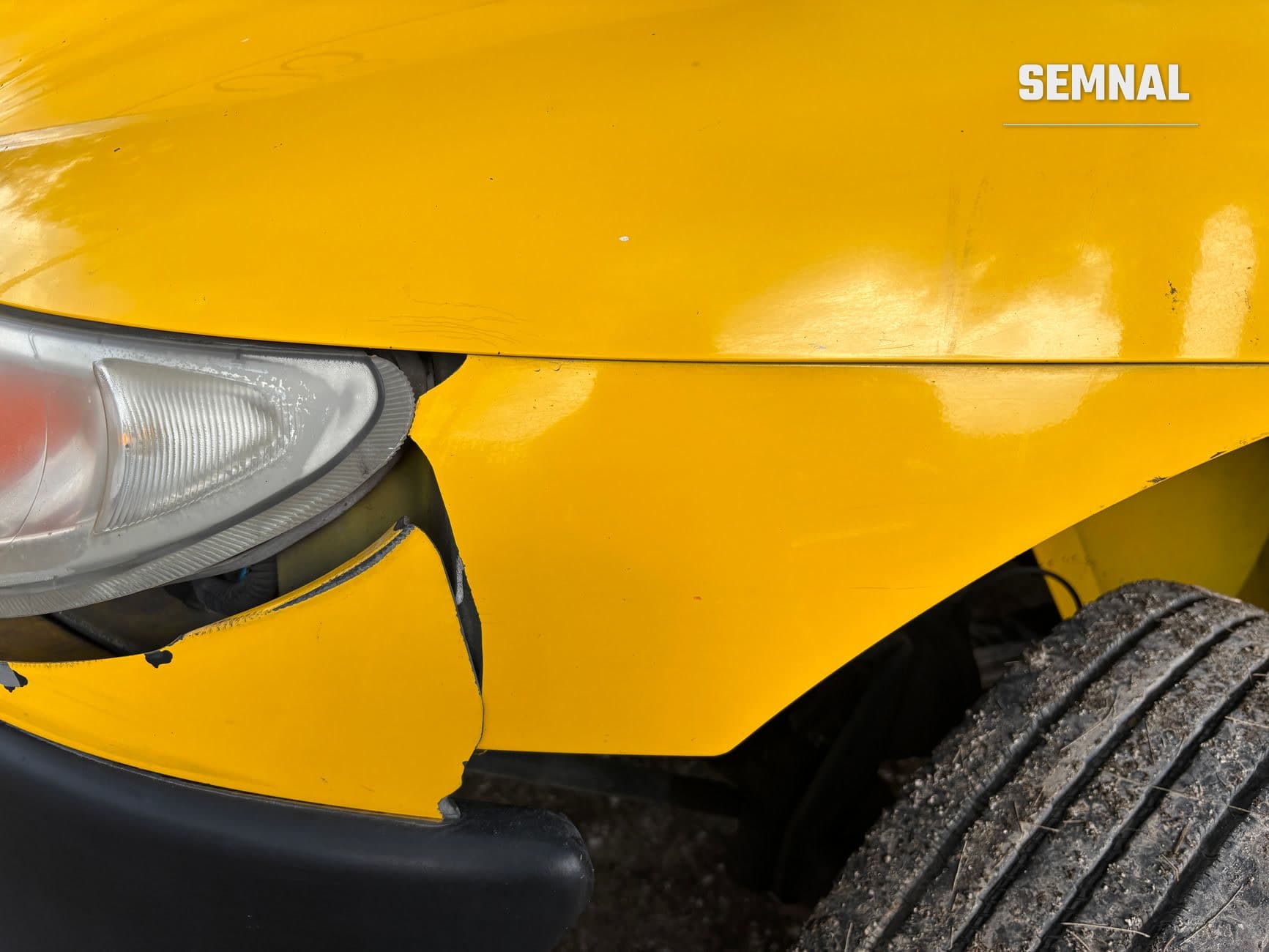 Aripă și far față avariate pe un autoturism galben, cu bara de protecție ruptă după un accident minor (Foto: Jorge Romero / Pexels)