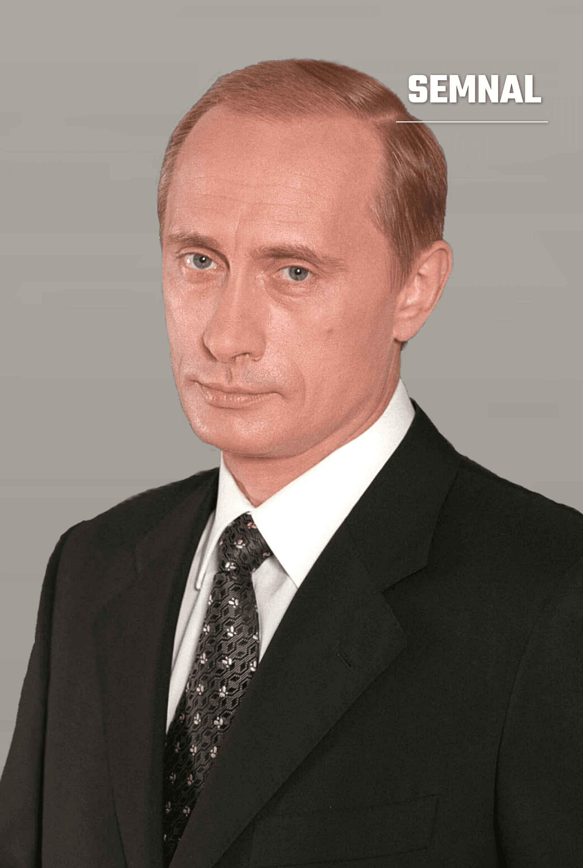 Vladimir Putin, președintele Rusiei, într-un portret oficial în costum negru, cămașă albă și cravată cu model auriu, pe fundal gri. (Foto: Presidential Press and Information Office)