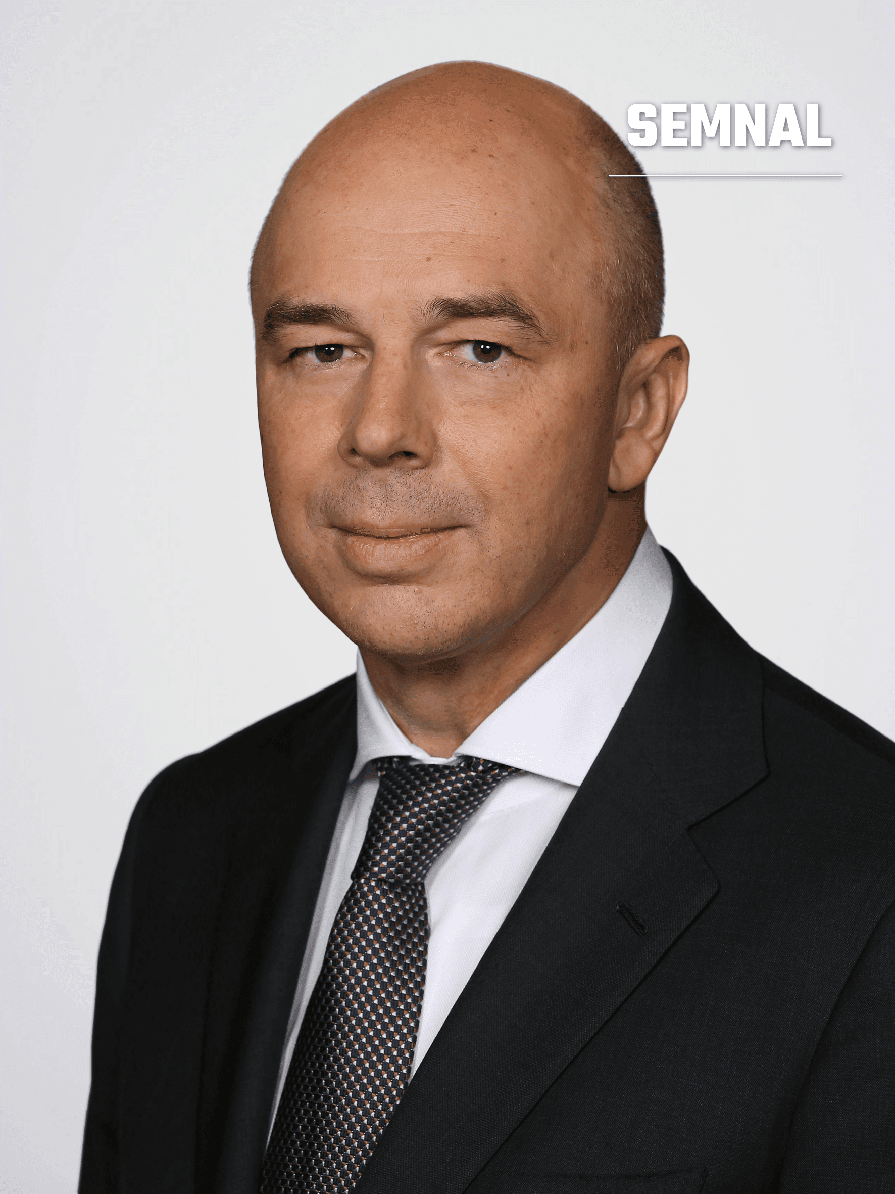 Anton Siluanov, ministrul rus al Finanțelor, într-un portret oficial în costum negru, cămașă albă și cravată cu model geometric. (Foto: government.ru)