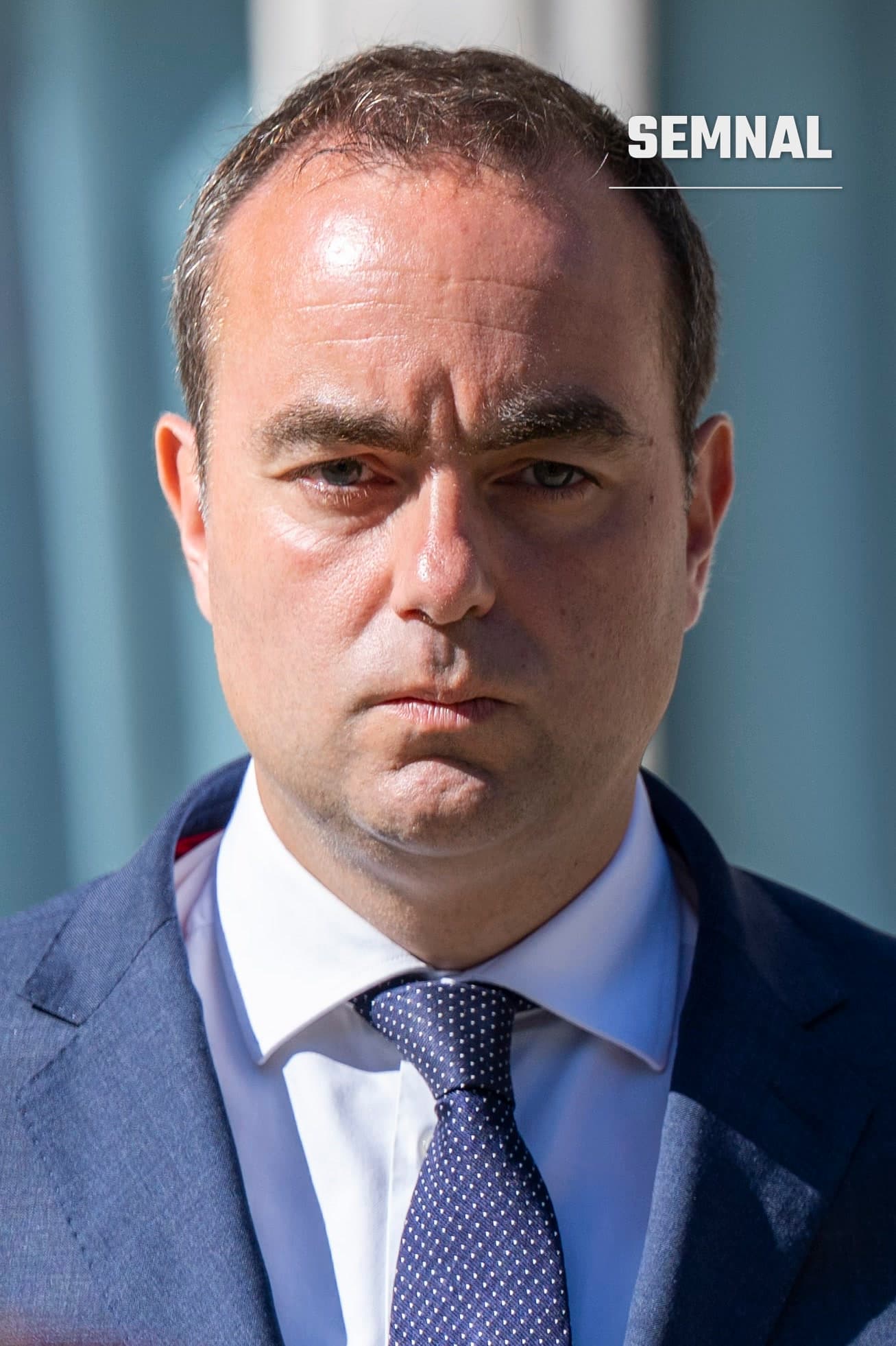 Sébastien Lecornu, premierul Franței, într-un portret în prim-plan, în costum bleumarin și cravată cu puncte. (Foto: U.S. Secretary of Defense)