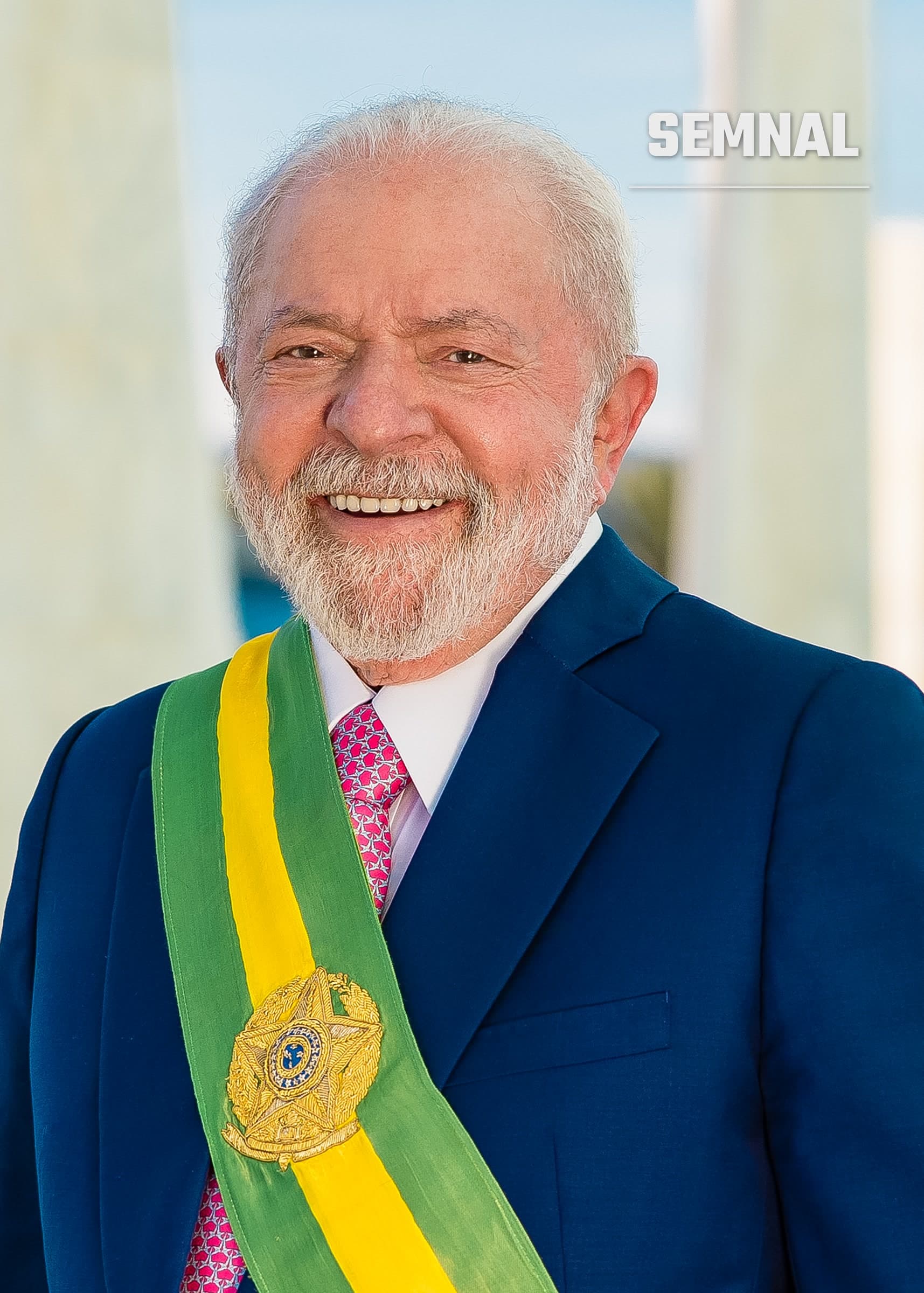 Luiz Inácio Lula da Silva, zâmbind, într-un costum bleumarin, cu fașă verde-galbenă și insignă aurie pe piept. (Foto: Palácio do Planalto from Brasilia, Brasil)