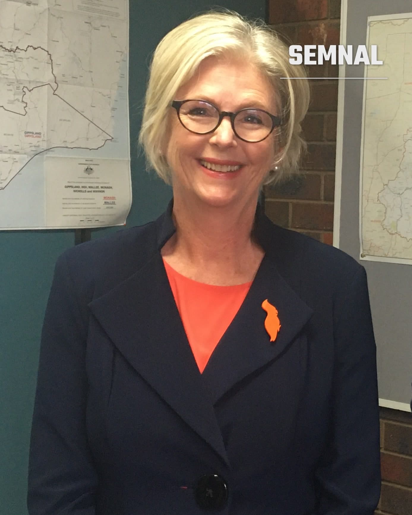 Helen Haines, deputata independentă, zâmbind într-un sacou bleumarin, în fața unor hărți electorale. (Foto: Alison Newman)