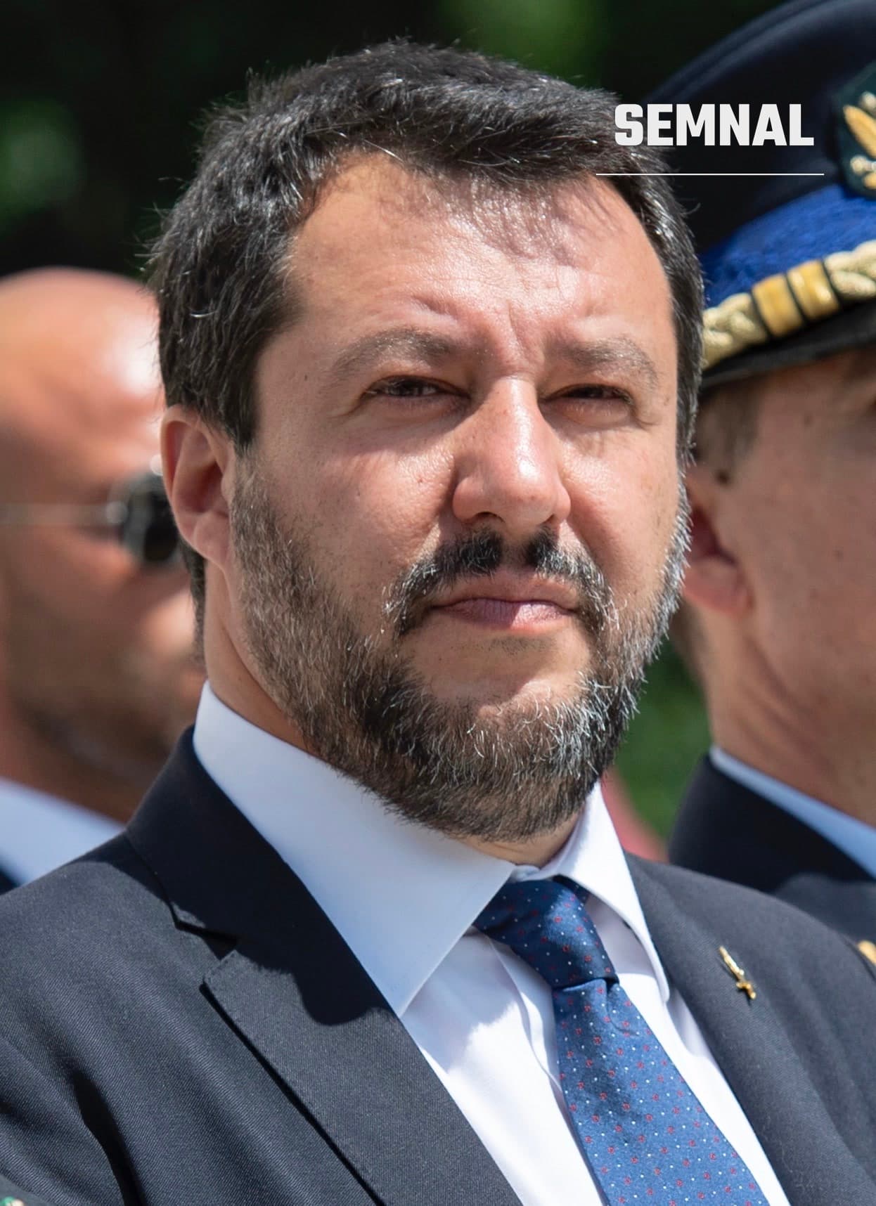 Matteo Salvini, vicepremierul Italiei, într-o fotografie în exterior, în costum închis și cravată albastră, alături de militari în uniformă. (Foto: U.S. Army photo by Elizabeth Fraser / Arlington National Cemetery)