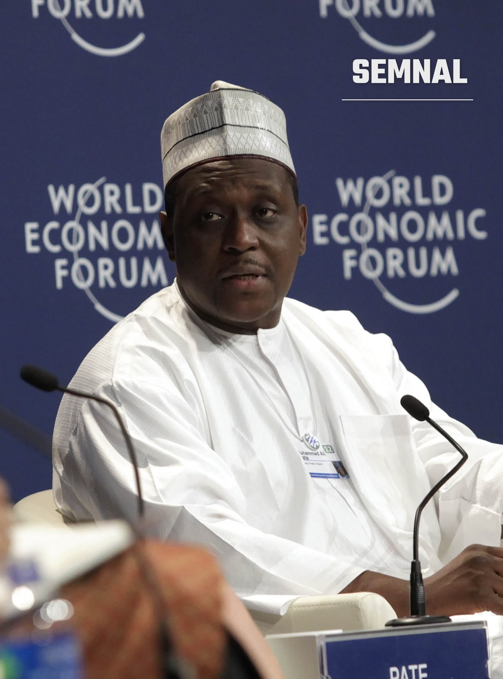 Muhammad Ali Pate, ministrul Sănătății, în timpul unei conferințe, îmbrăcat în alb, în fața unui panou World Economic Forum. (Foto: Cropped from World Economic Forum from Cologny, Switzerland)