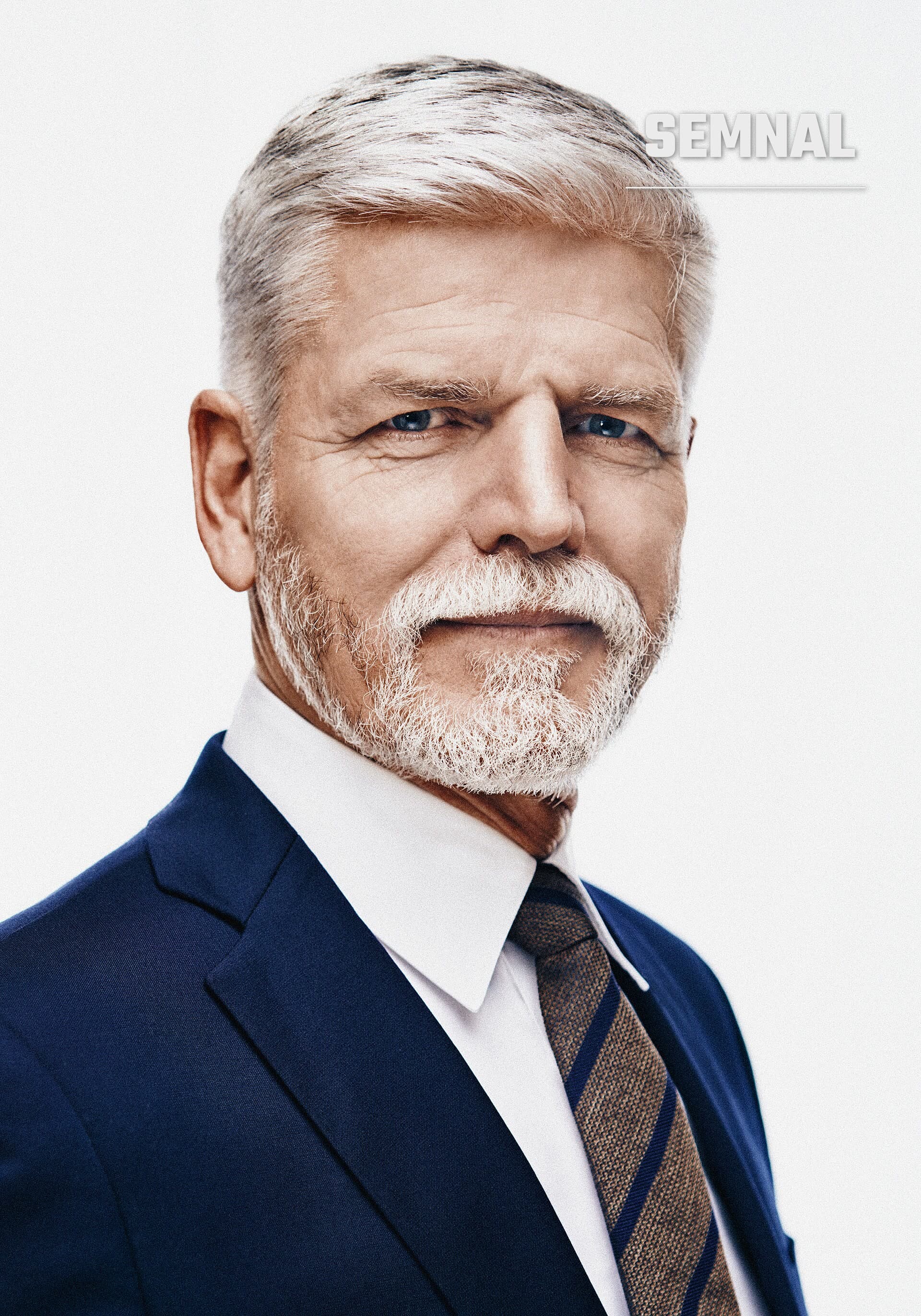 Petr Pavel, președintele Cehiei, într-un portret în studio cu fundal alb, purtând costum bleumarin, cămașă albă și cravată cu dungi. (Foto: Jana Jabůrková, Jiří Turek (J3T))
