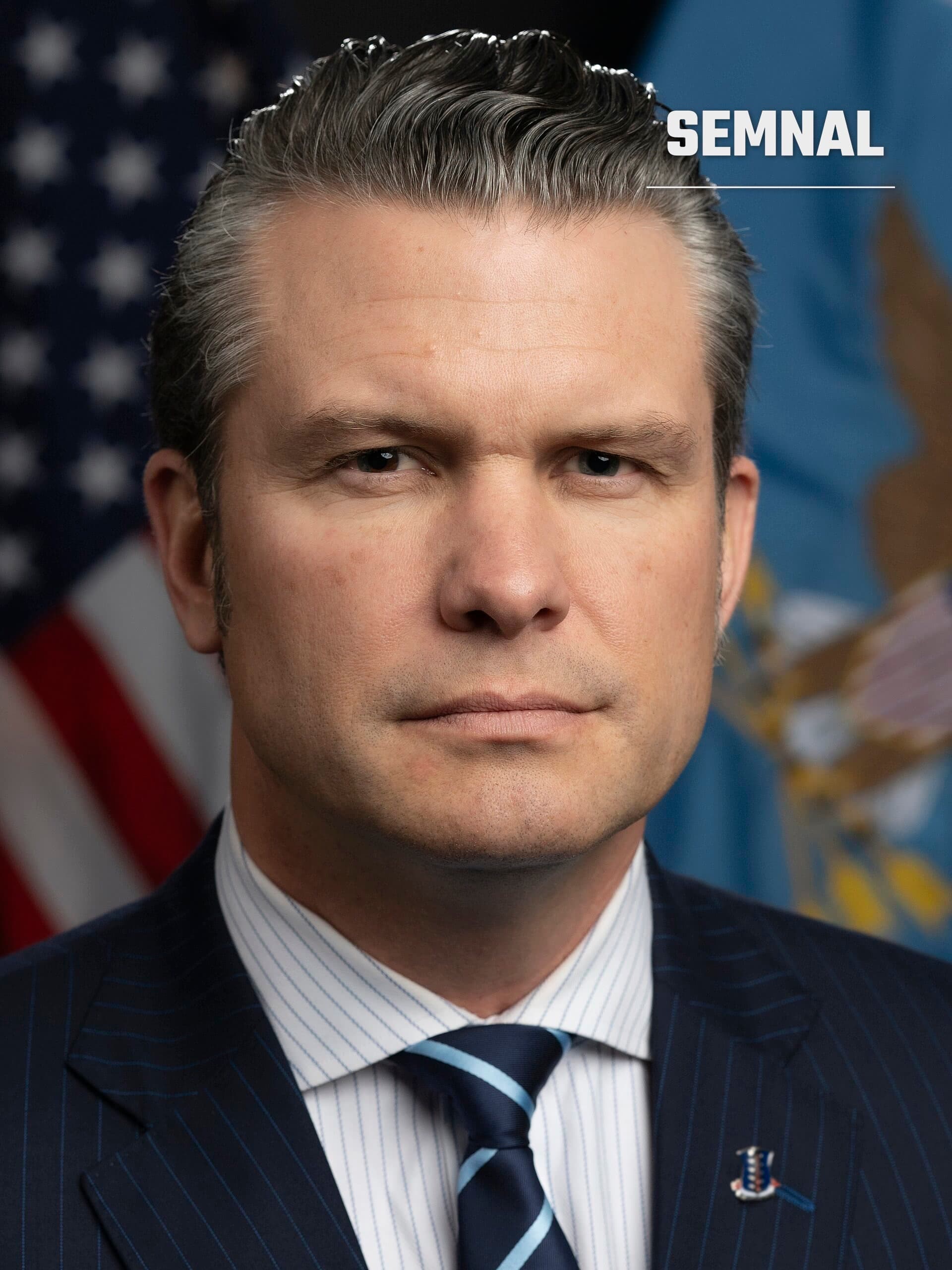 Pete Hegseth, secretarul Apărării, într-un portret oficial în costum bleumarin, cu cămașă cu dungi și cravată albastră, în fața unui steag american. (Foto: U.S. Department of Defense)