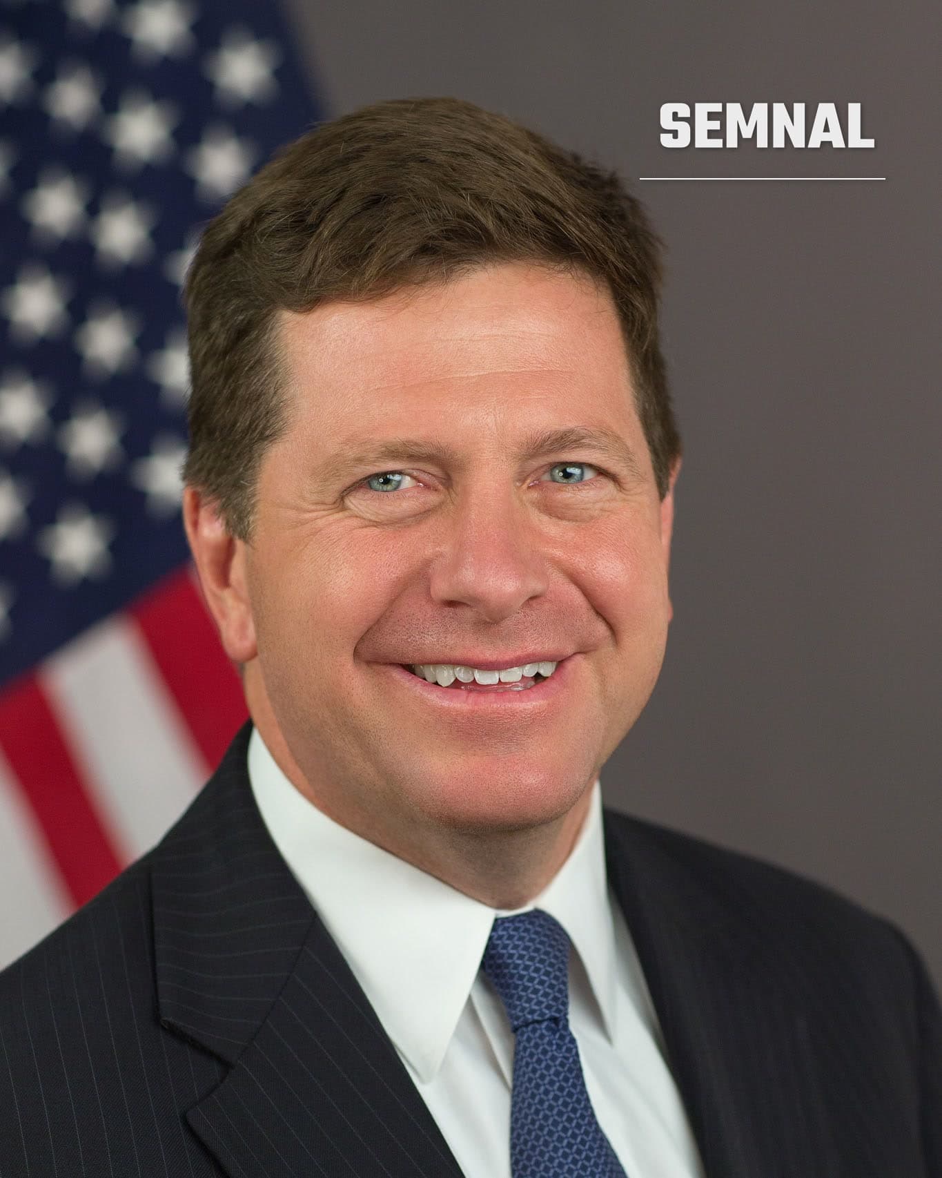 Jay Clayton, directorul Informațiilor Naționale, într-un portret oficial în costum închis, cu cravată albastră, în fața unui steag al Statelor Unite. (Foto: Securities and Exchange Commission)