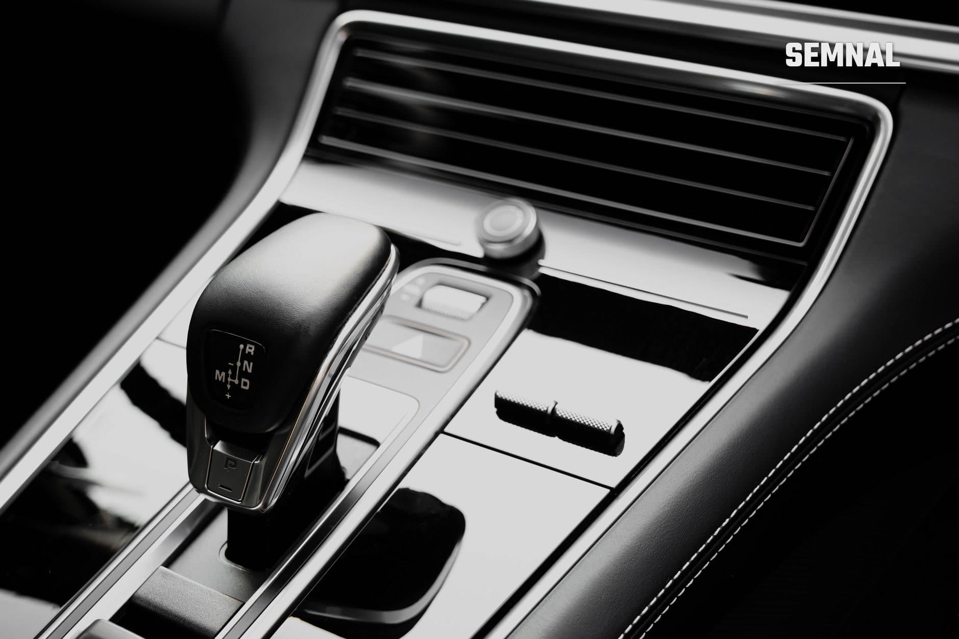 Selectorul de viteze automat al unui autoturism, cu pozițiile P, R, N, D și M, pe consola centrală cromată (Foto: Laura Paredis / Pexels)