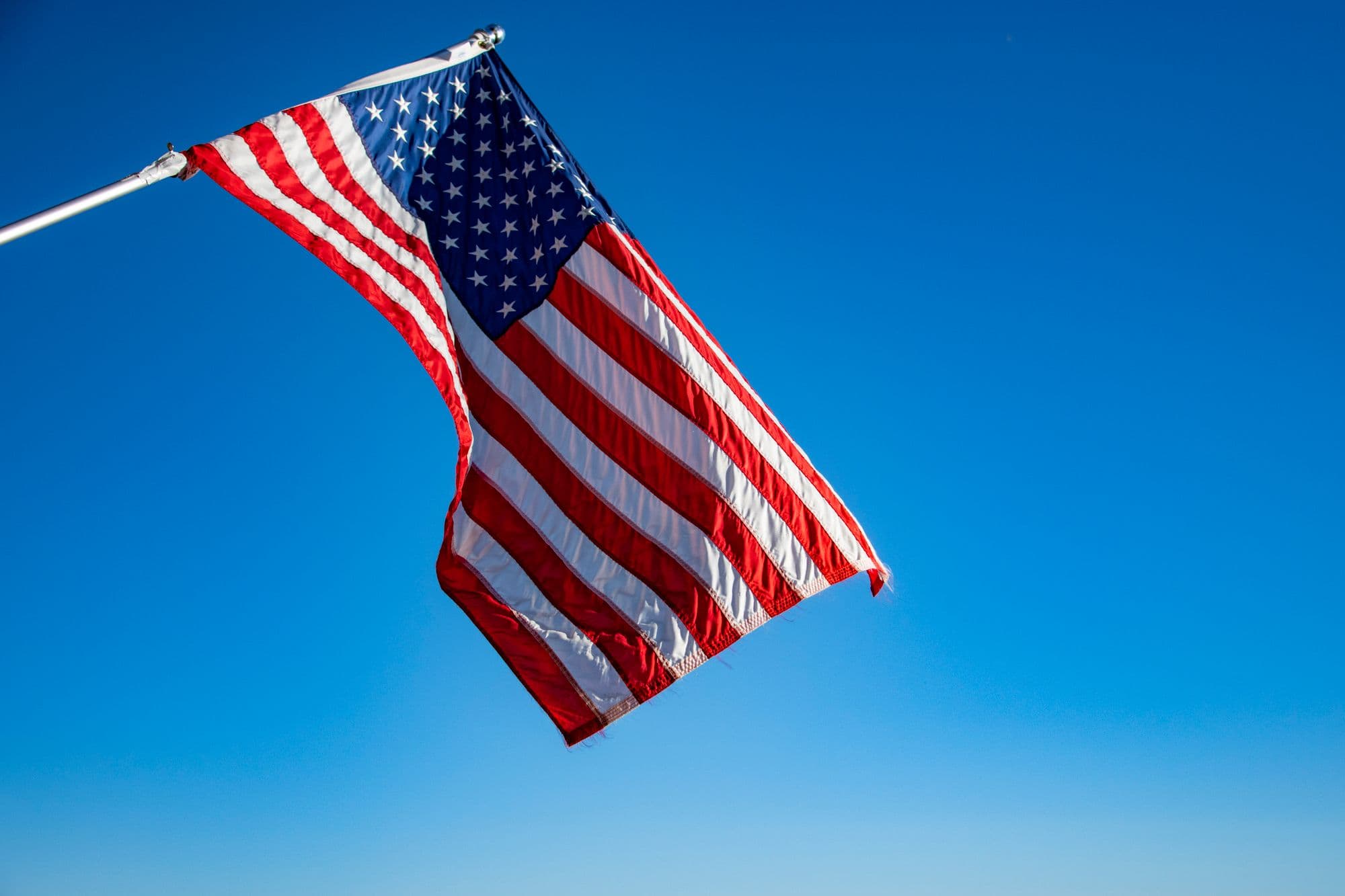 Steagul american fluturând pe catarg, imagine simbolică