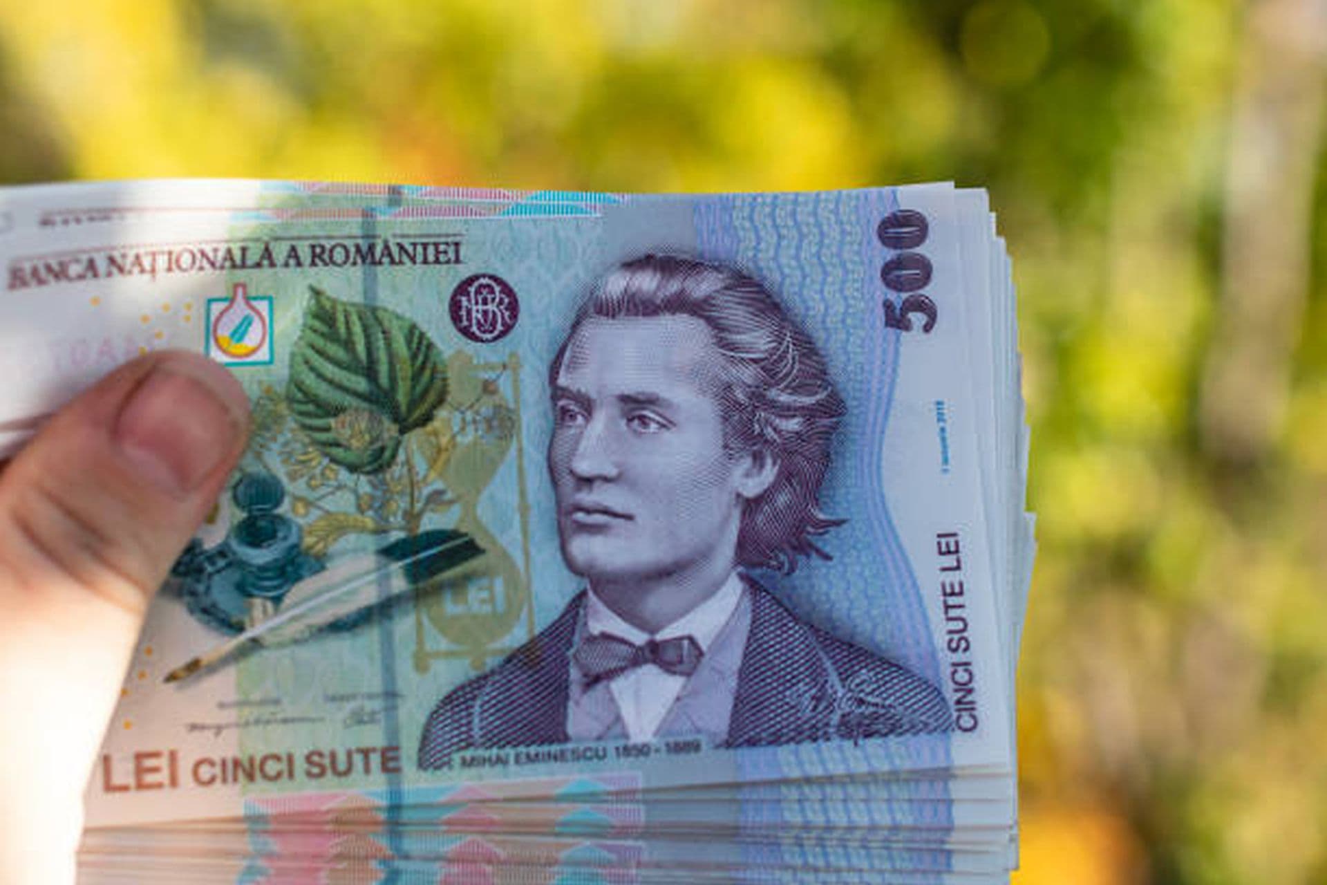 Bancnote de 500 de lei, monedă românească, simbol al calculului veniturilor și taxelor