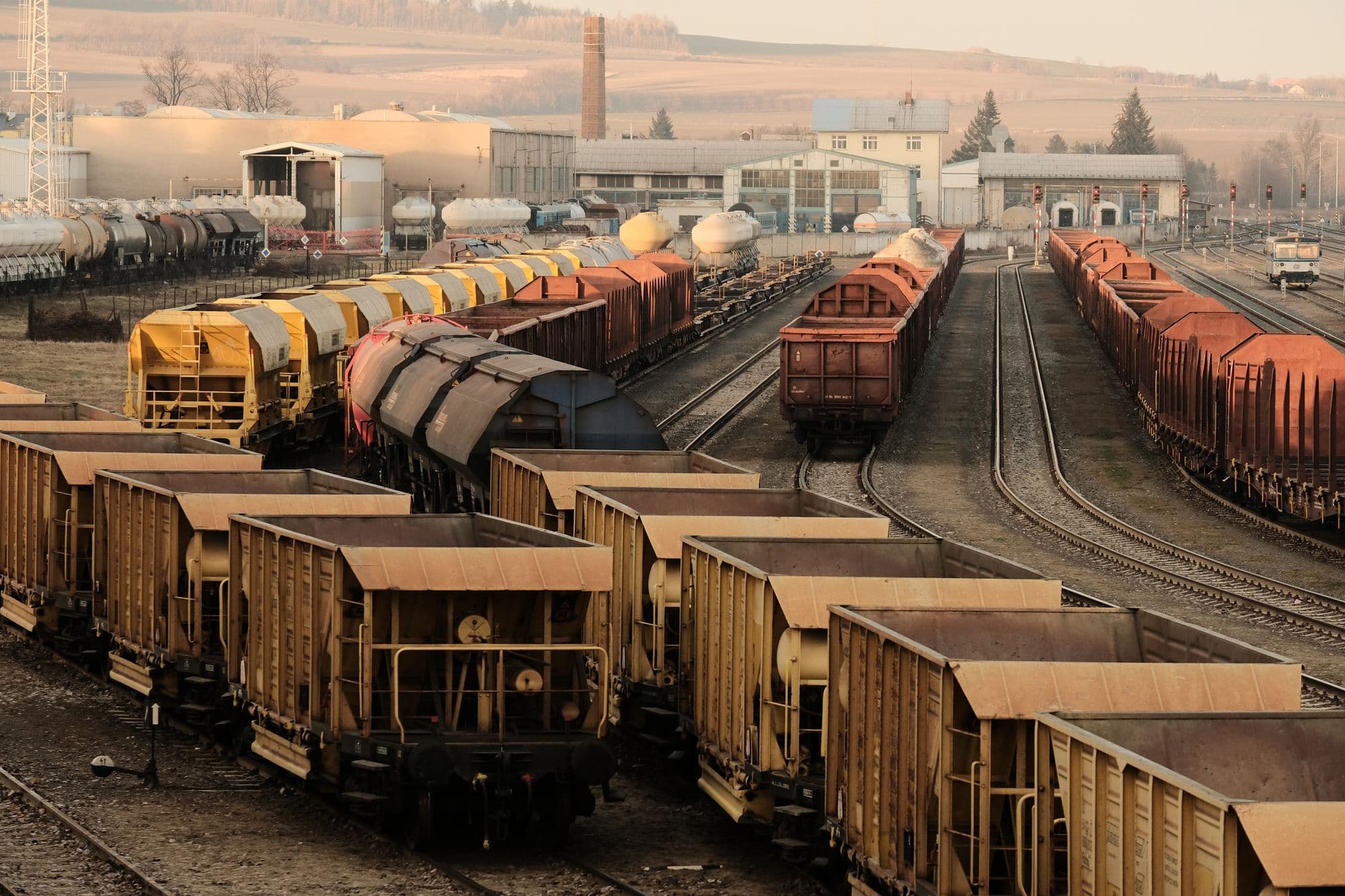 Vagoane de marfă pe linii de cale ferată, imagine ilustrativă pentru un tren cu vagoane-cisternă