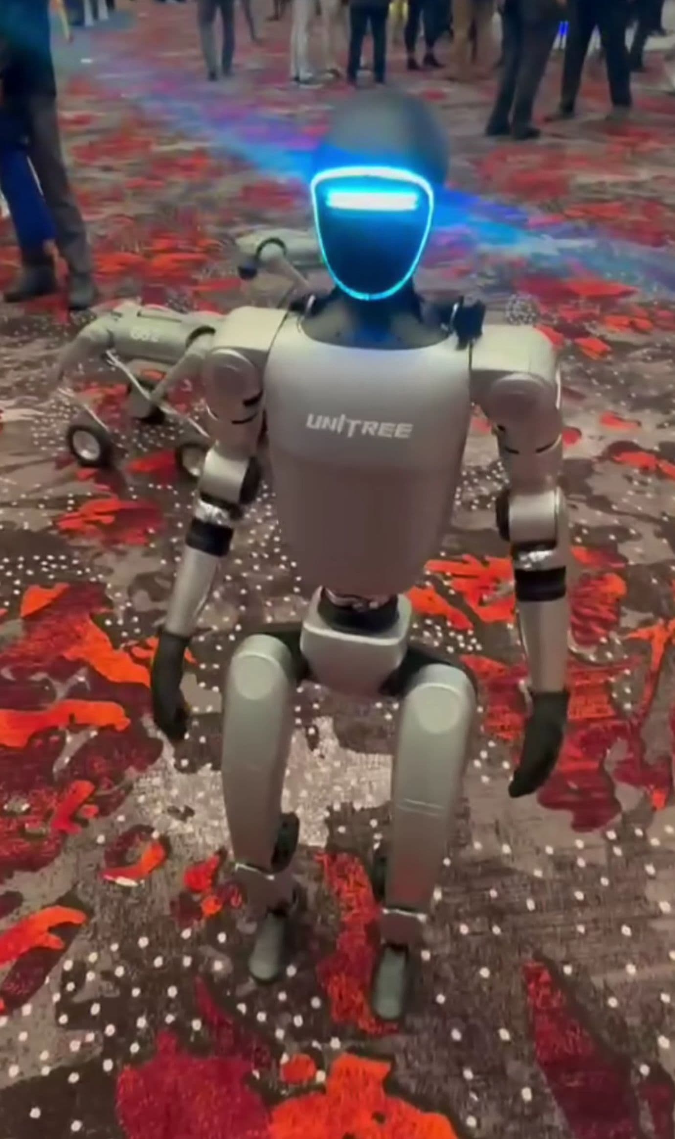 Robotul umanoid Unitree G1, produs de o companie chineză, expus la un târg tehnologic