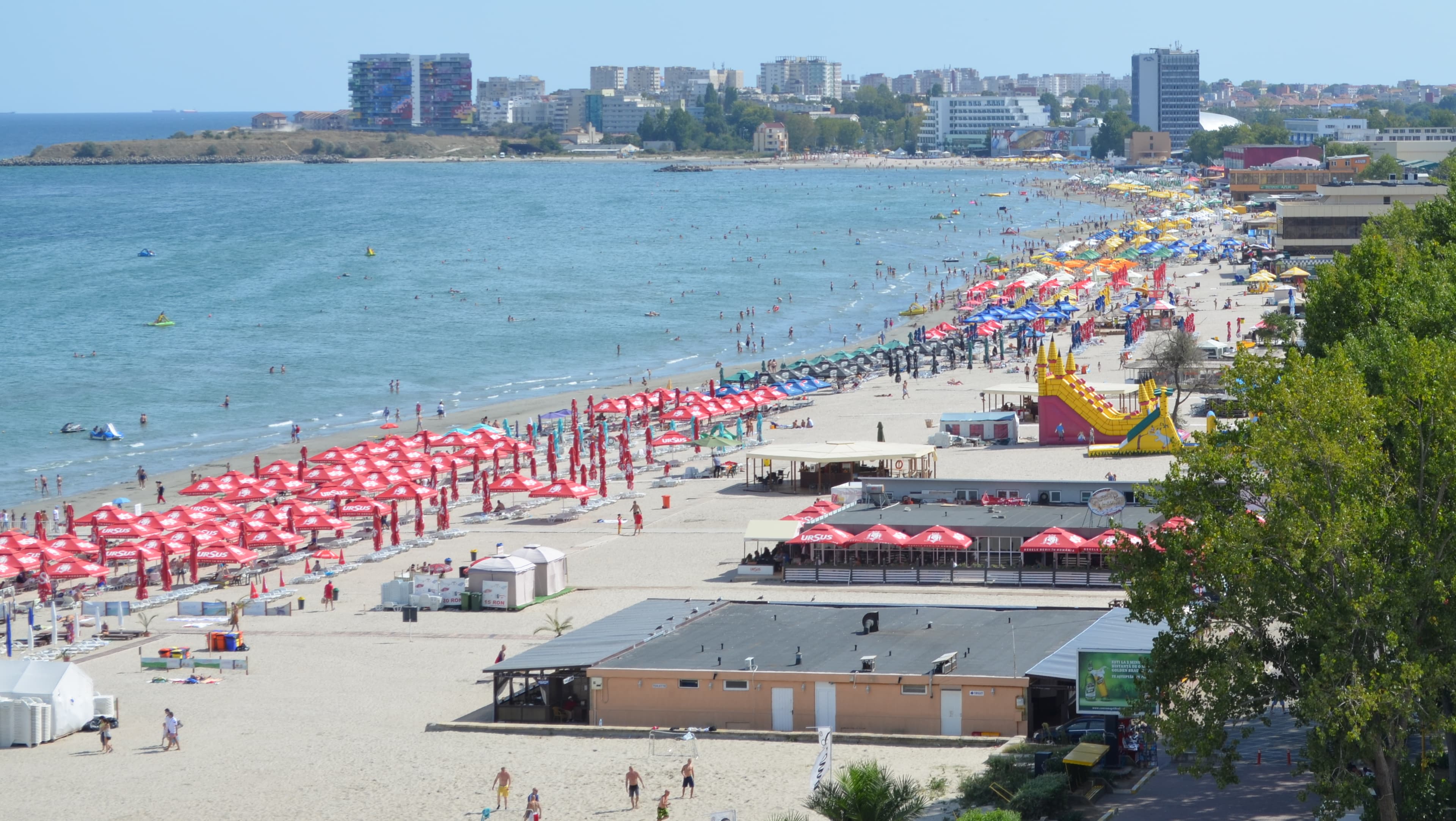 Vedere generală asupra plajei din stațiunea Mamaia, cu nisipul întins spre țărmul Mării Negre
